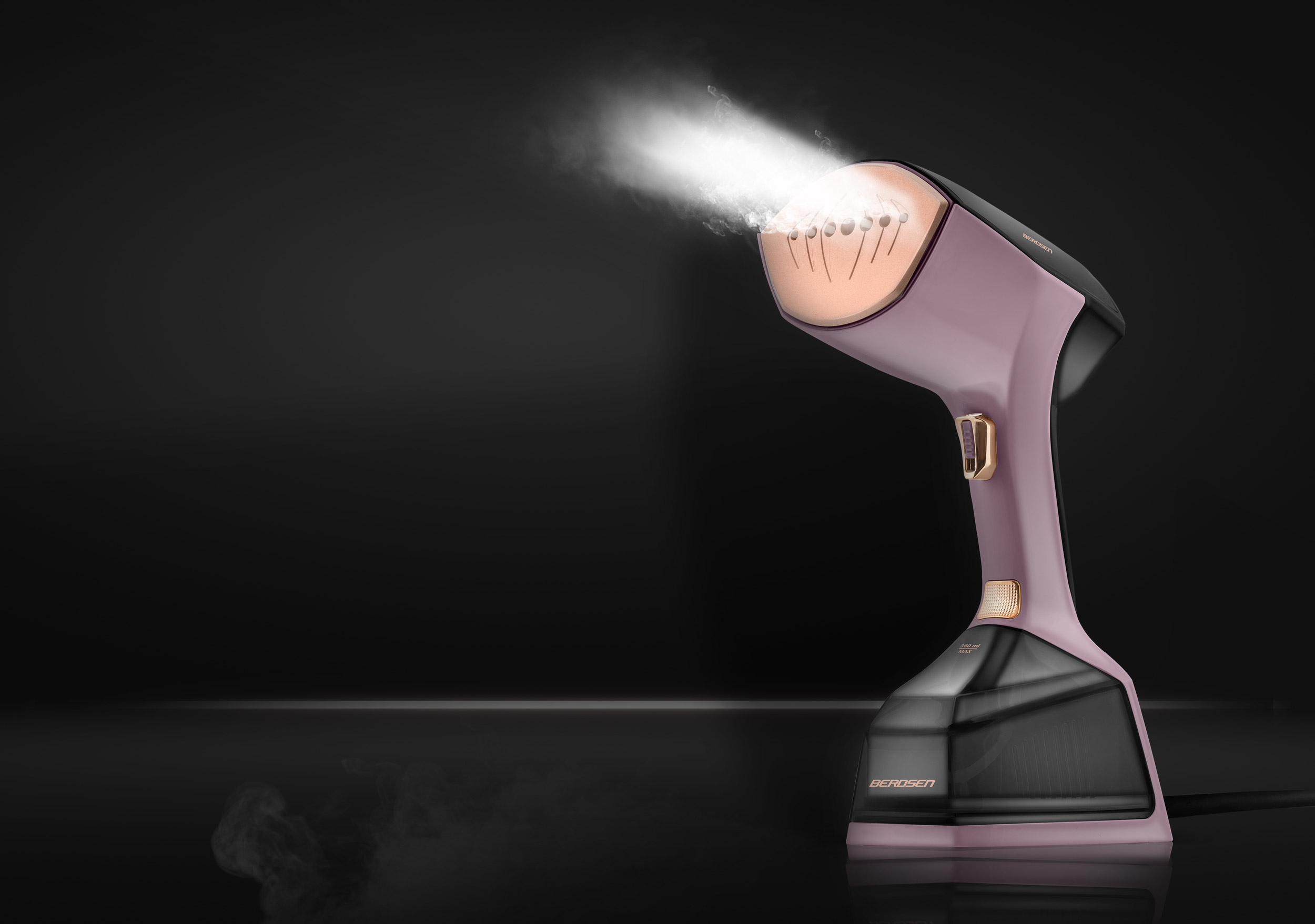 Ręczny parownik do ubrań emituje parę. Urządzenie jest różowo-czarne, para jest widoczna.