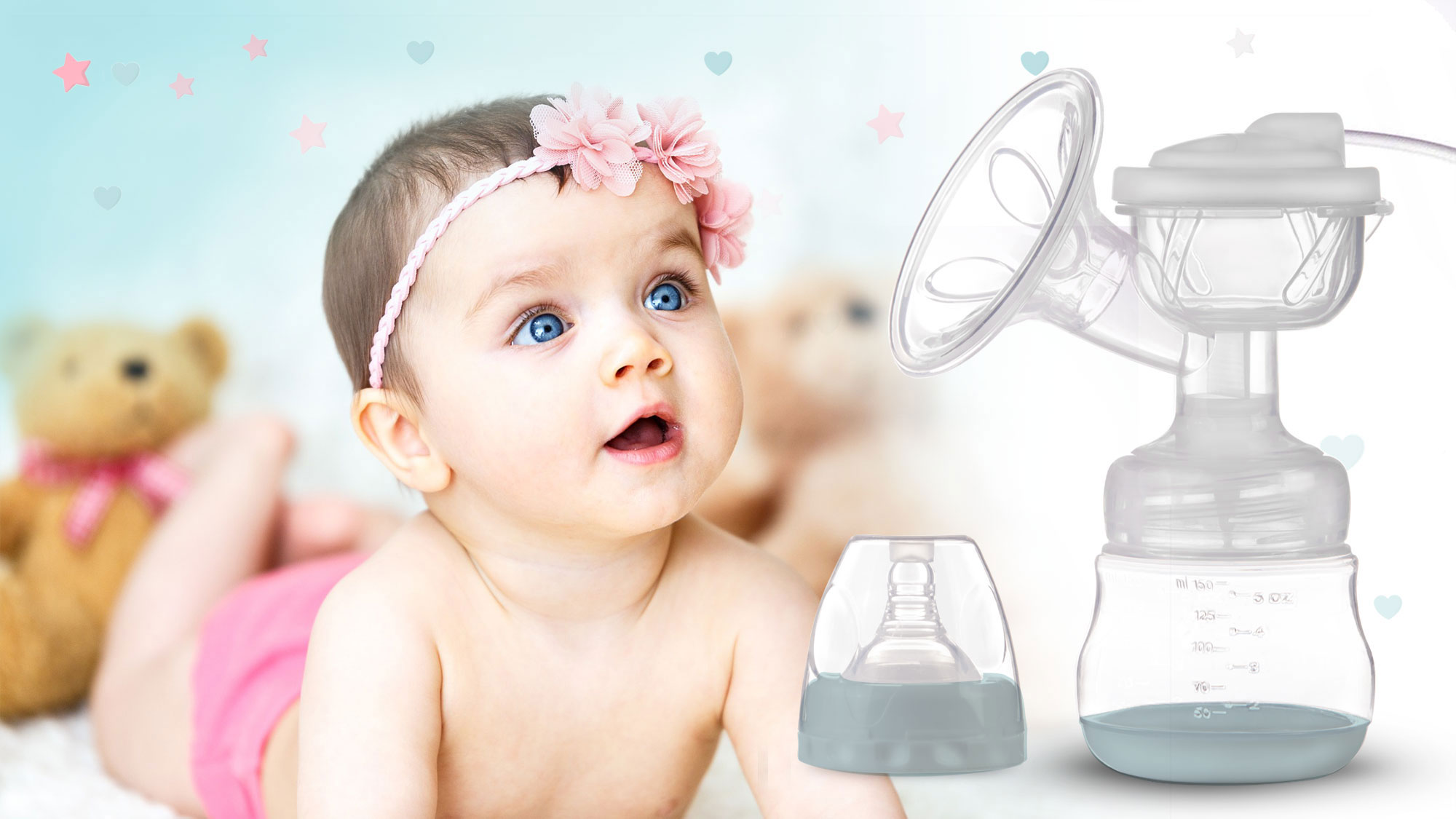 Dziecko z niebieskimi oczami patrzące na laktator, z kwiatową opaską na głowę i rozmytym tłem.