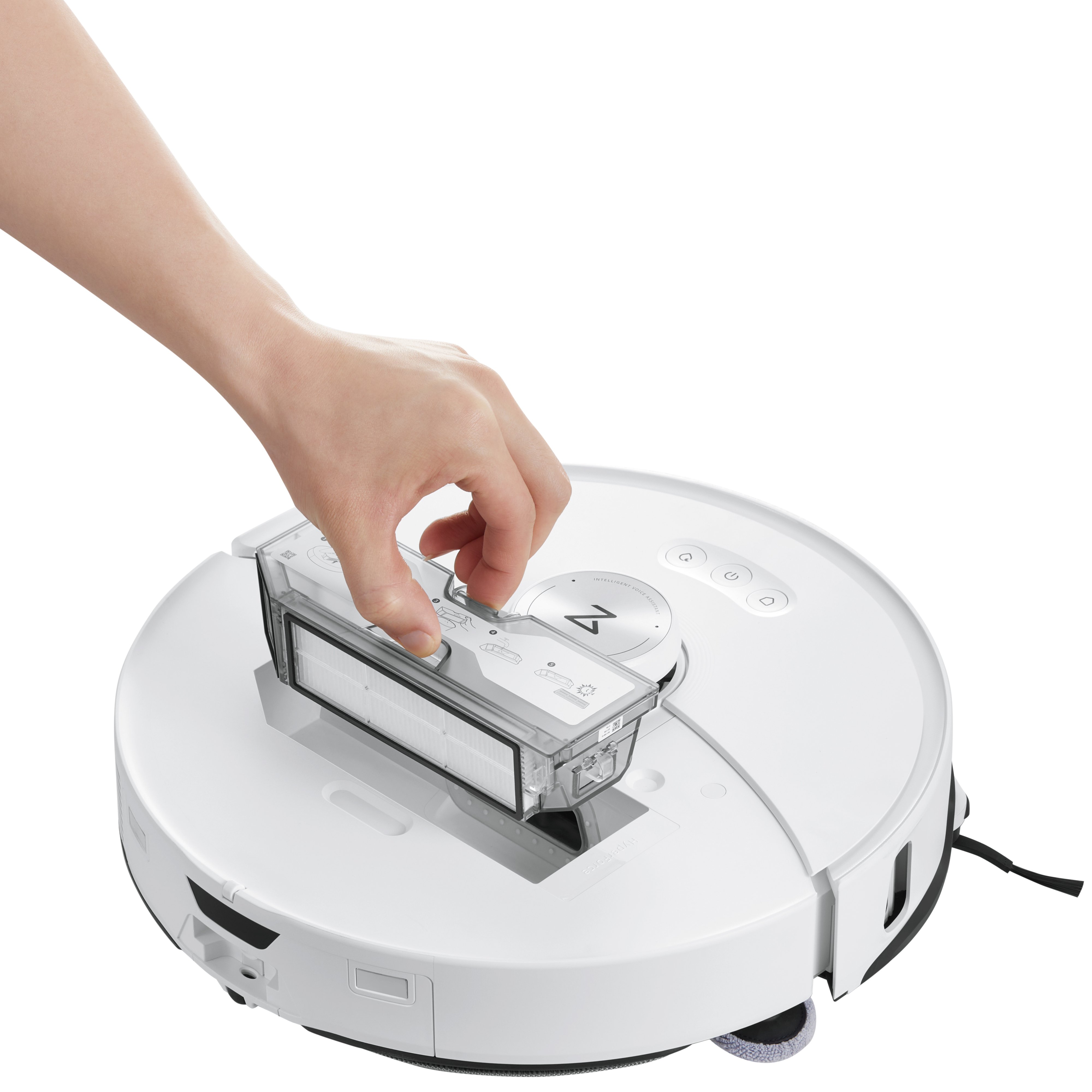 Ręka wyjmująca filtr z białego robota odkurzającego, pokazująca wewnętrzne elementy.