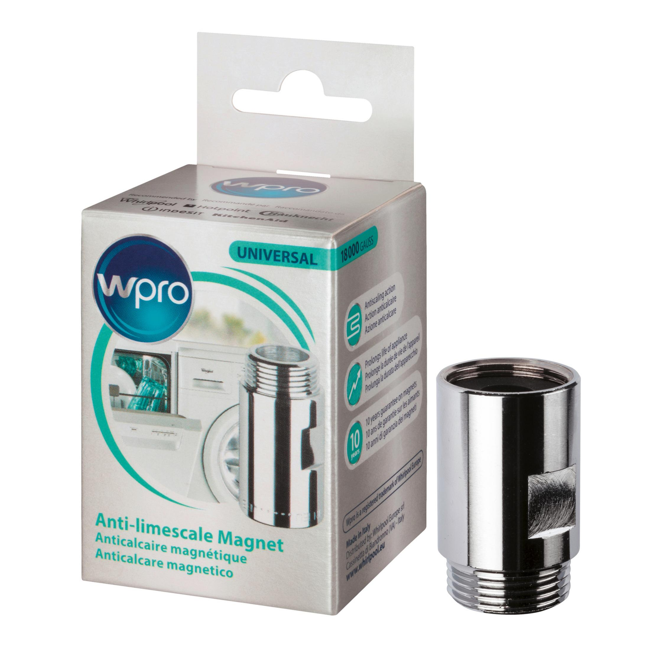 Un magnete anticalcare Wpro nella sua confezione. A destra, un raccordo metallico argentato.