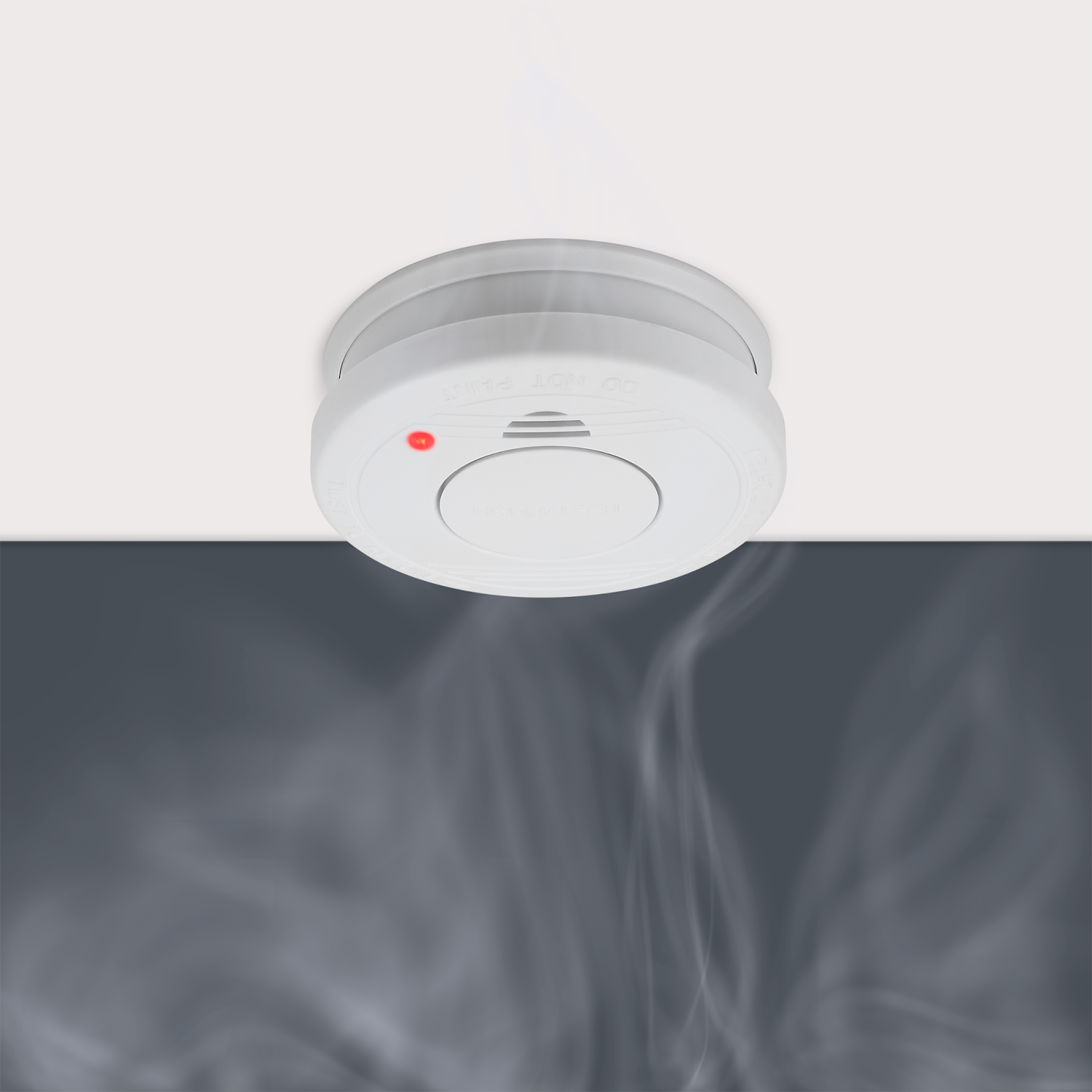Un rilevatore di fumo bianco su un soffitto bianco con fumo. Una luce rossa è visibile.