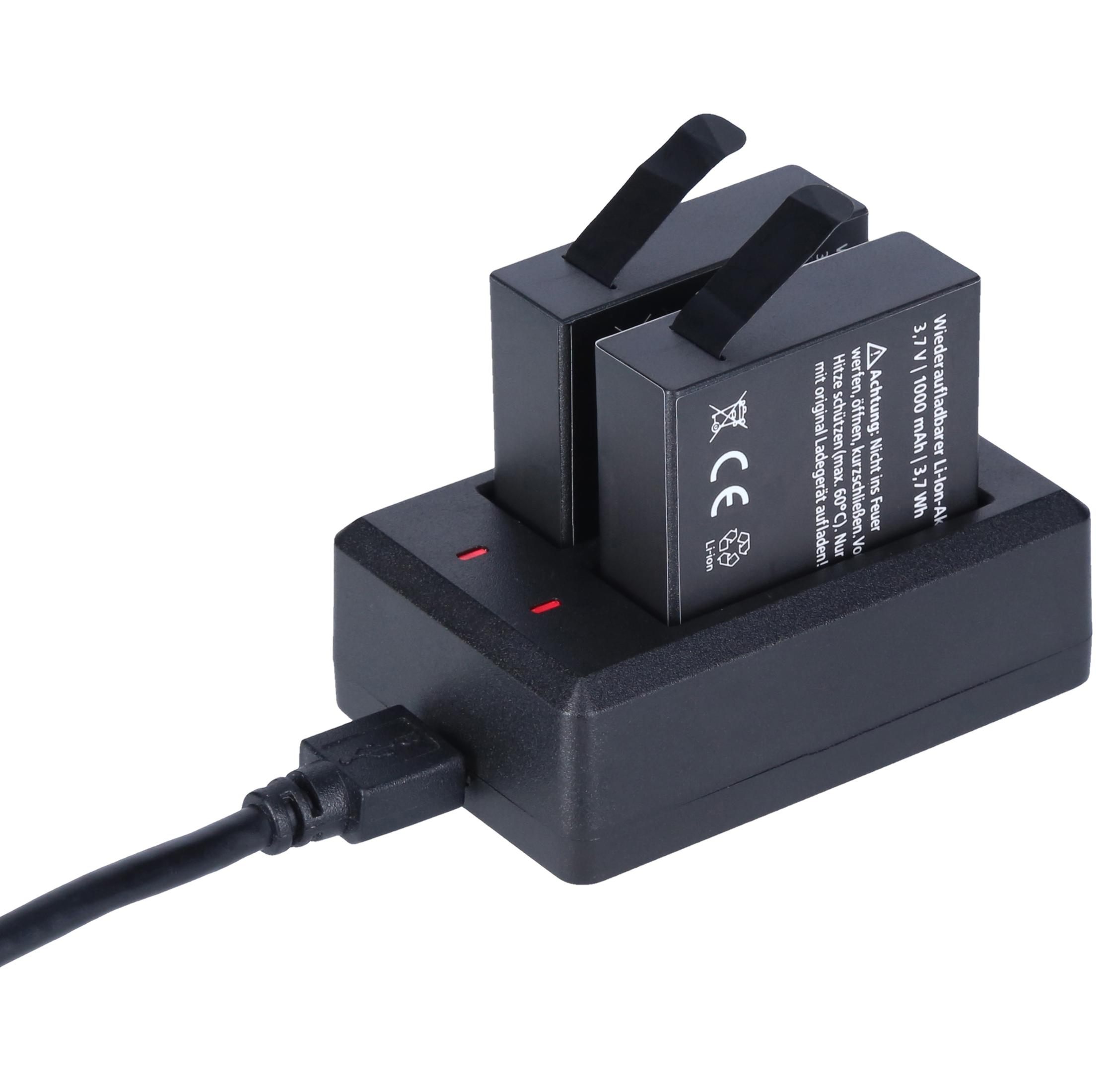 Ein schwarzes Batterieladegerät mit zwei eingelegten Batterien. Ein USB-Kabel ist angeschlossen. Rote Lichter leuchten.