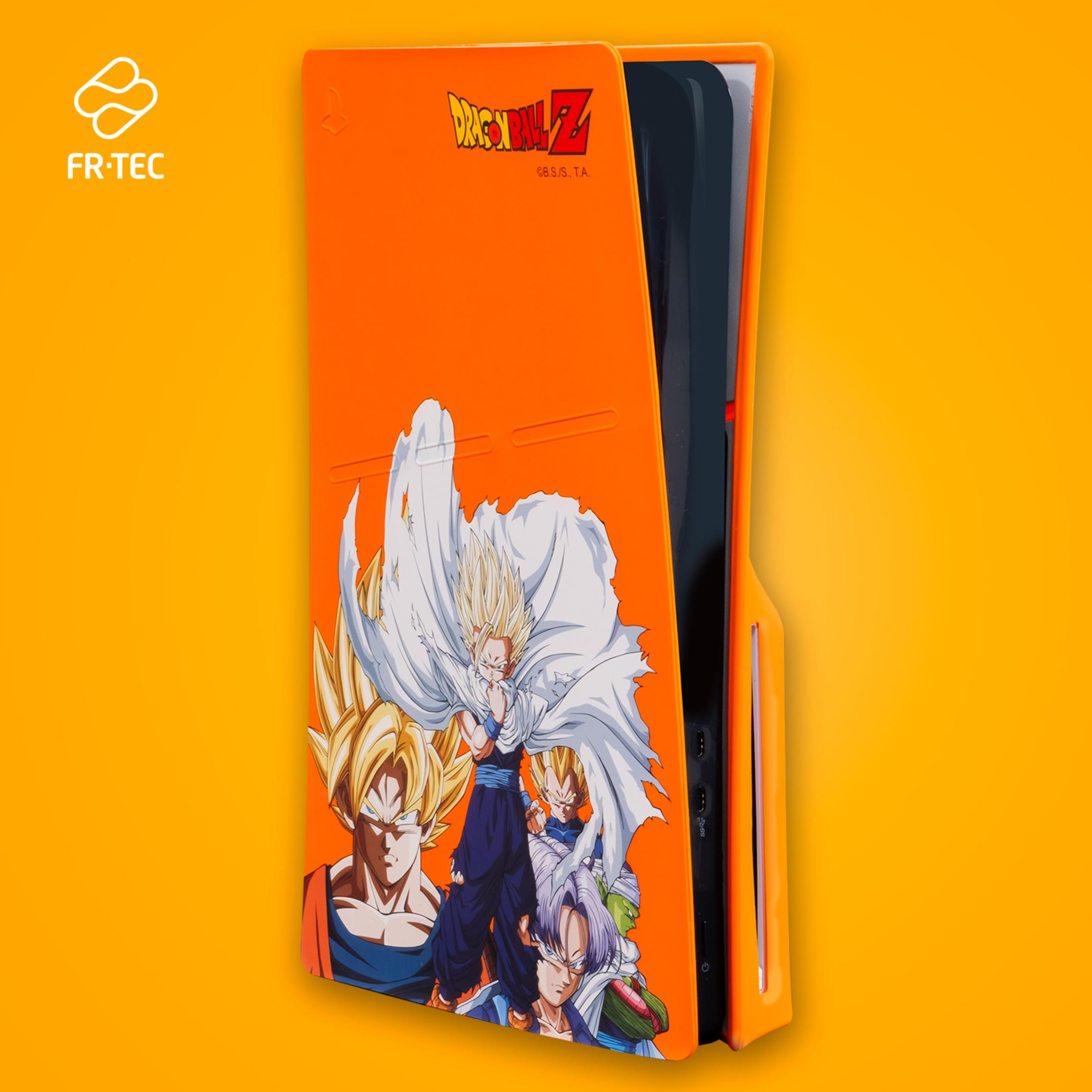 Una consola PS5 con una cubierta naranja con personajes de Dragon Ball Z. La cubierta está a la izquierda.
