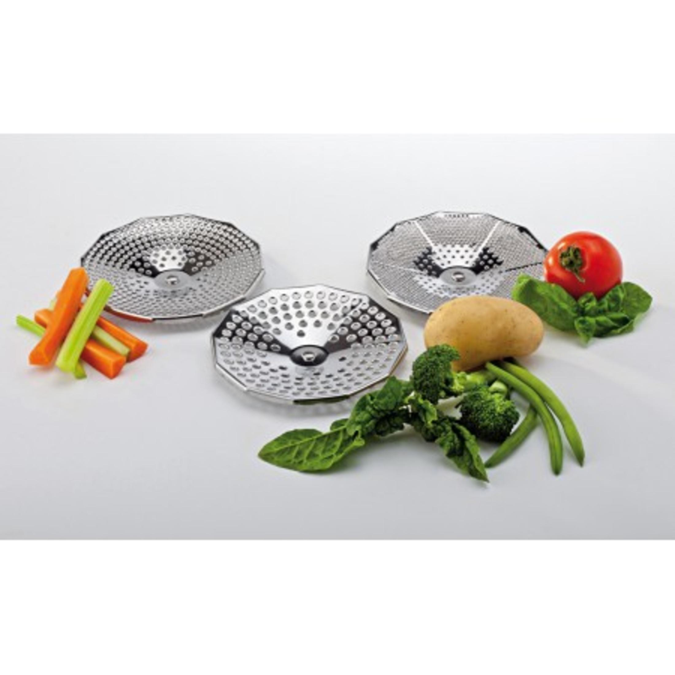 Drei Edelstahl-Lebensmittelsiebe mit Gemüse und einer Tomate. Karotten, Brokkoli und Kartoffeln werden gezeigt.