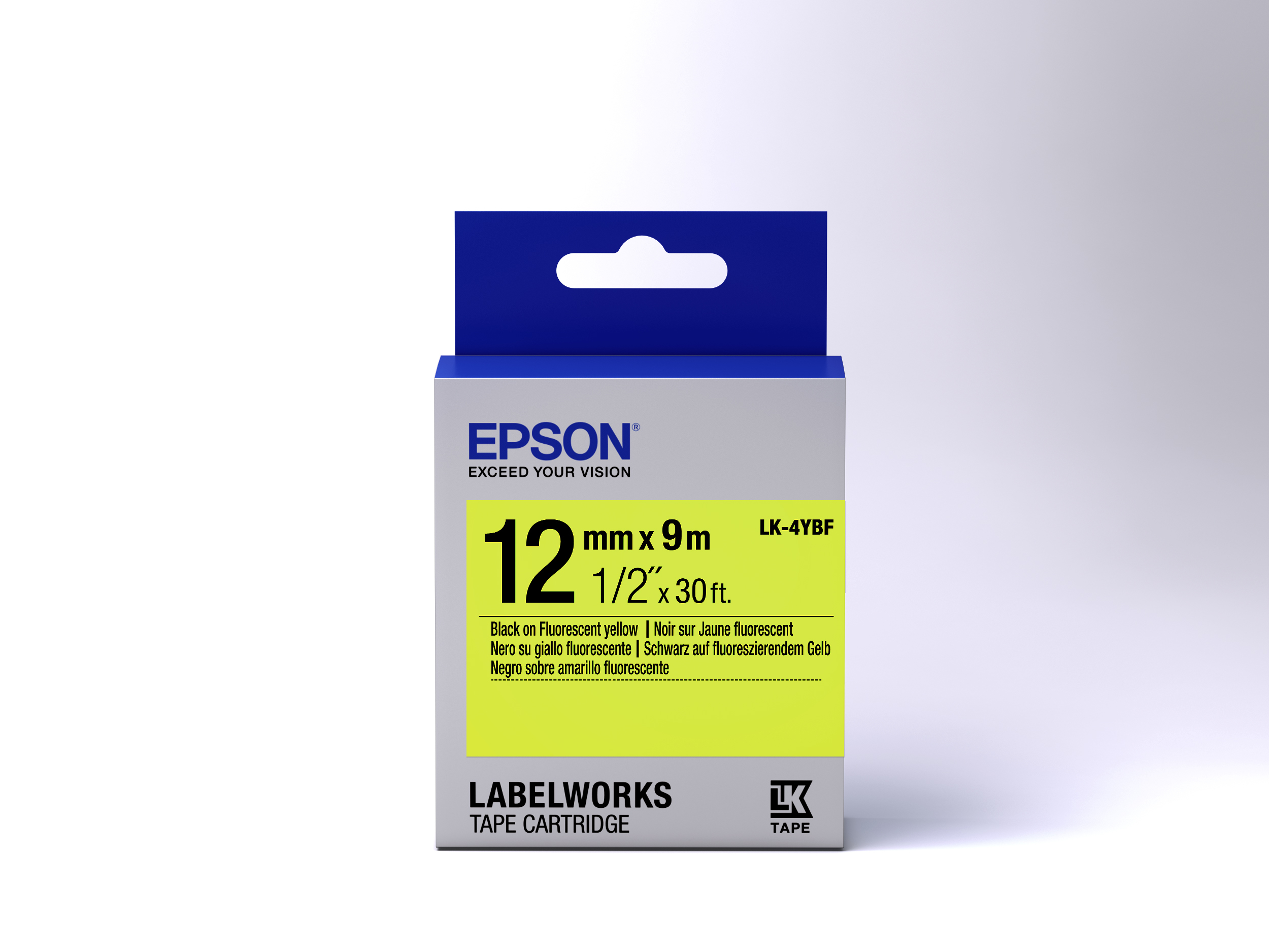 Epson Etikettenbandkassette auf weißem Hintergrund. Blauer Deckel, gelbes Etikett mit schwarzem Text.