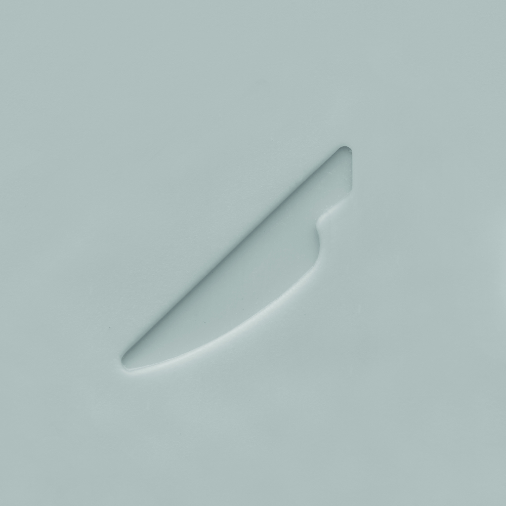 Un objeto blanco con forma de cuchillo. Es un diseño moderno, sobre fondo blanco.