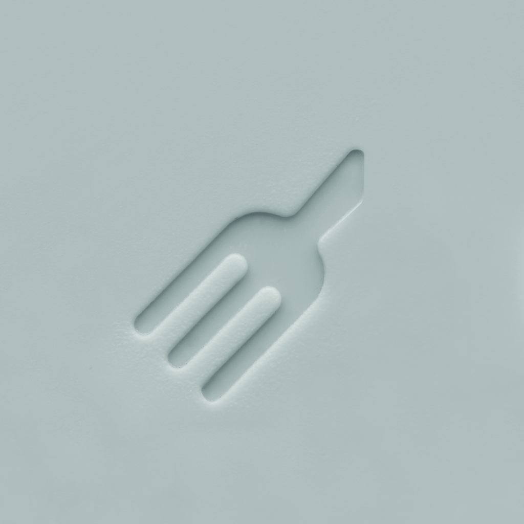 Un objeto blanco con forma de tenedor. Es un diseño moderno, sobre fondo blanco.
