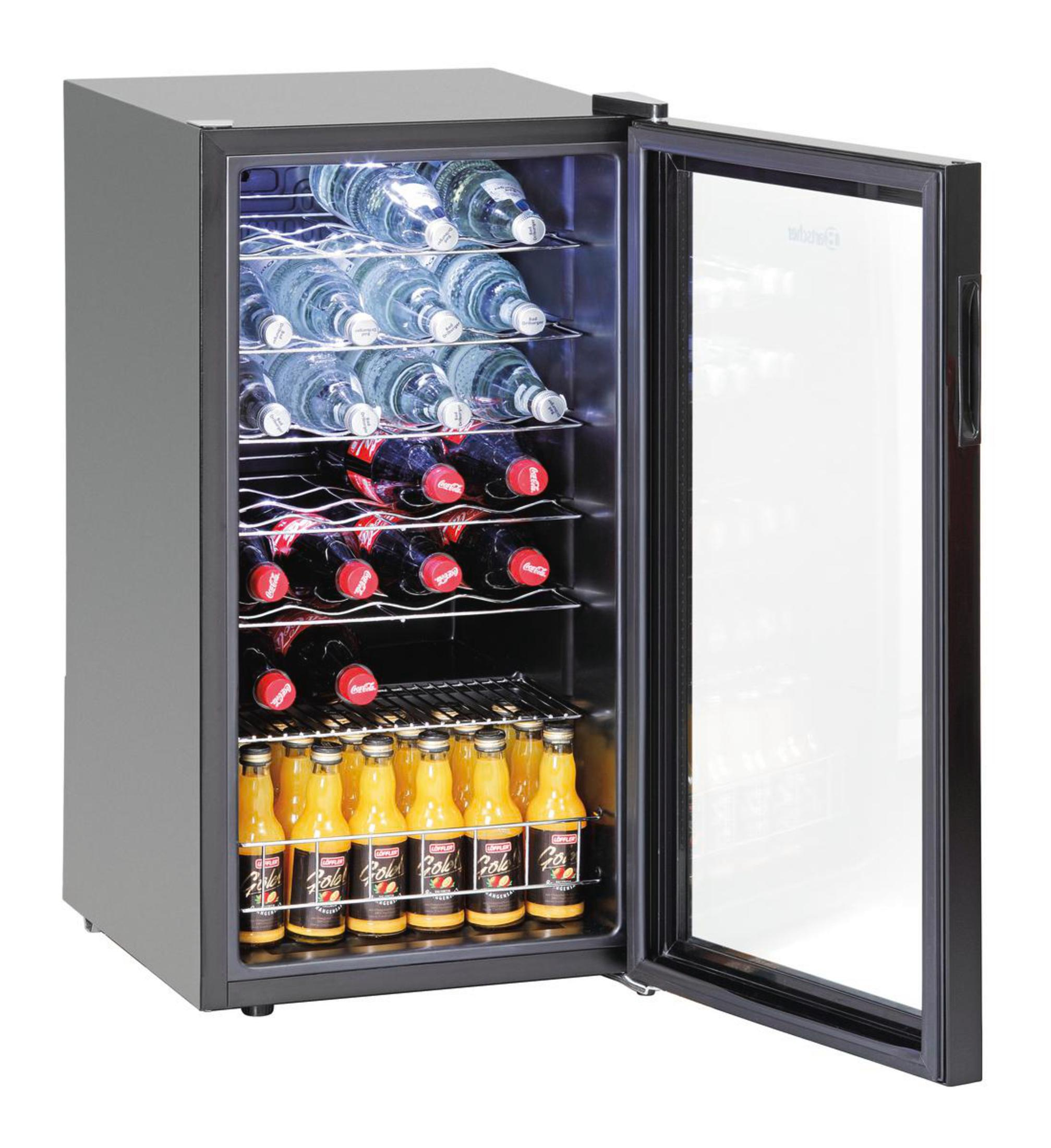 Ein schwarzer Minikühlschrank mit offener Glastür, der Flaschen mit Wasser, Limonade und Saft zeigt.