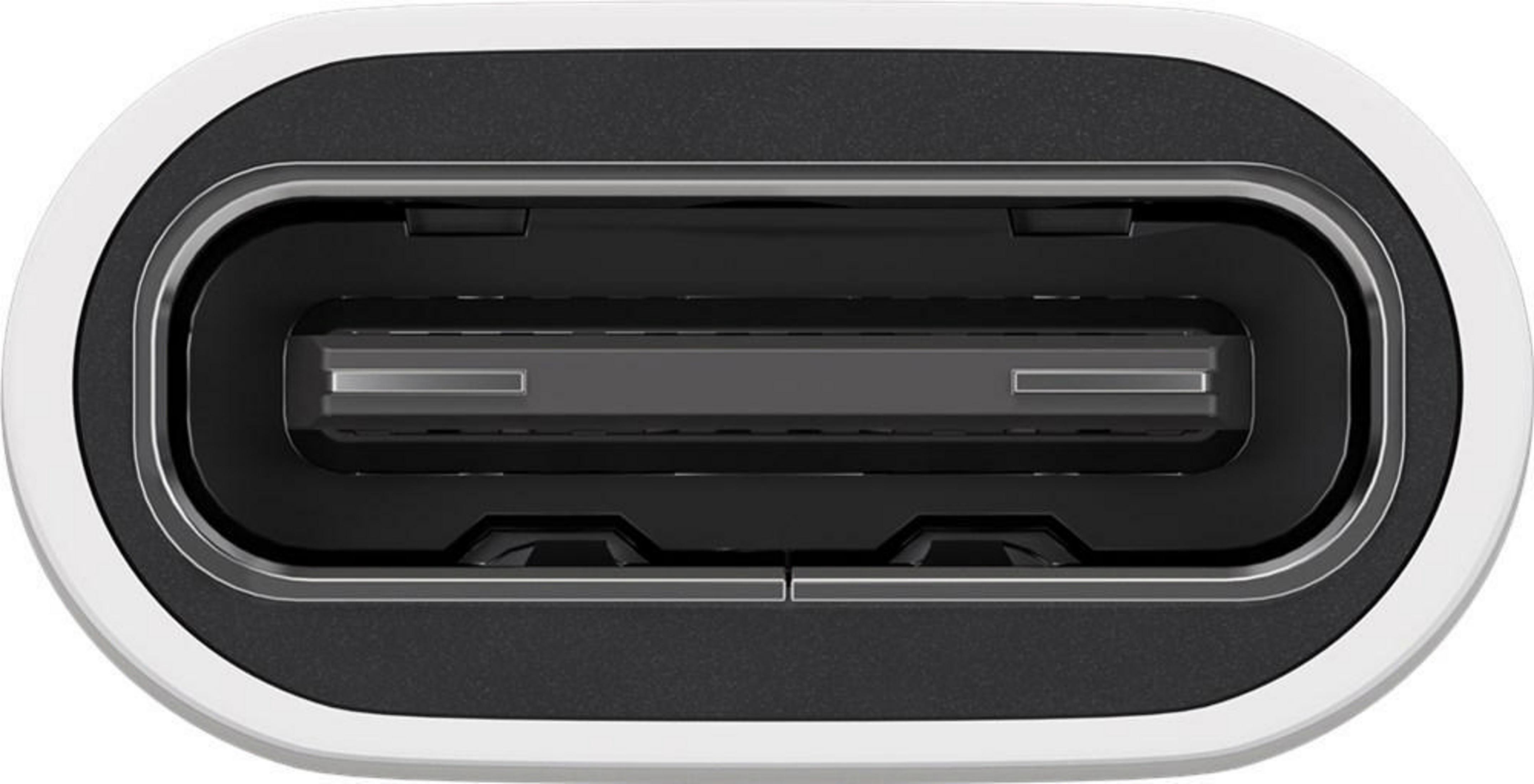Ein USB-C-Anschluss an einem schwarz-weißen Adapter.