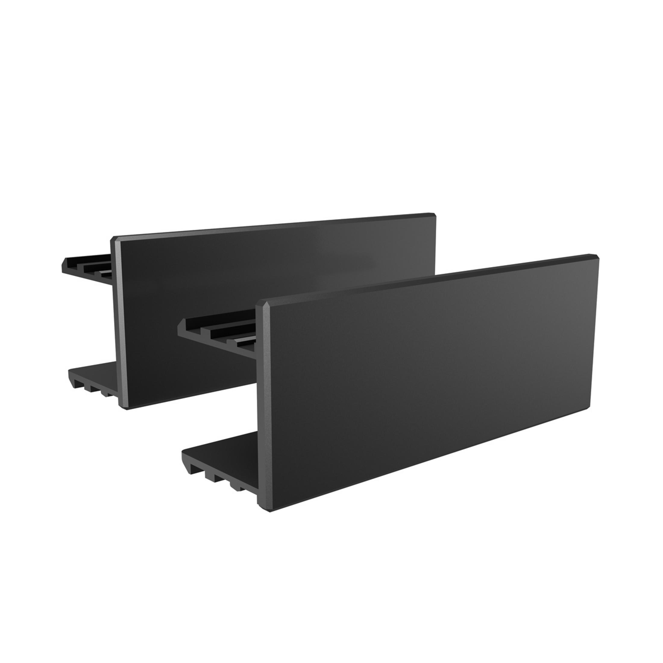 Due pezzi di hardware neri e rettangolari con scanalature e un labbro. Sono posizionati su una superficie bianca.