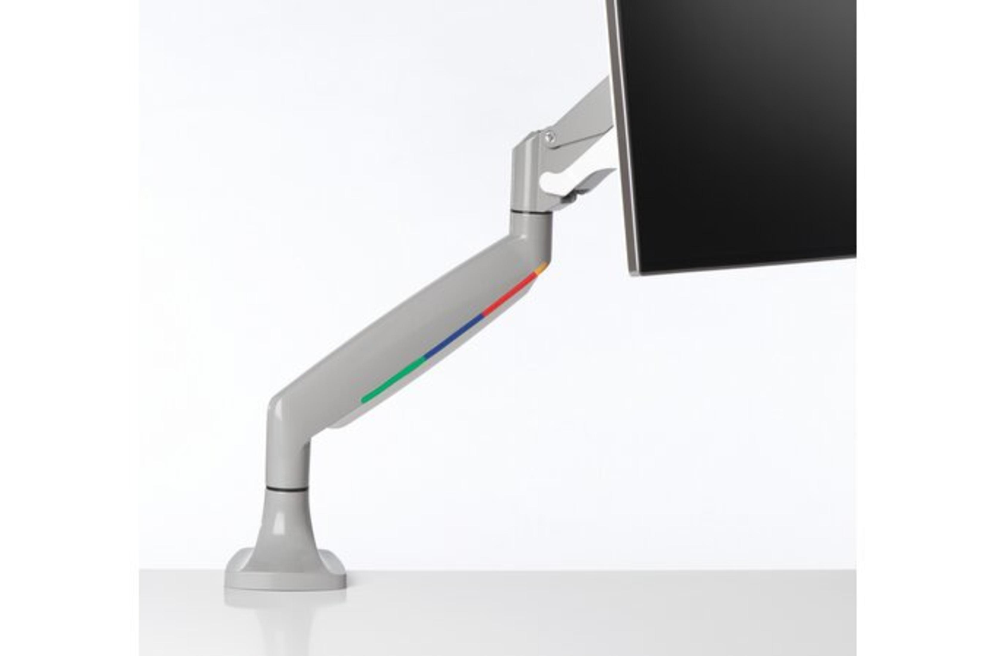 Ein Monitorarm mit einem Display, mit einer weißen Schreibtischoberfläche.