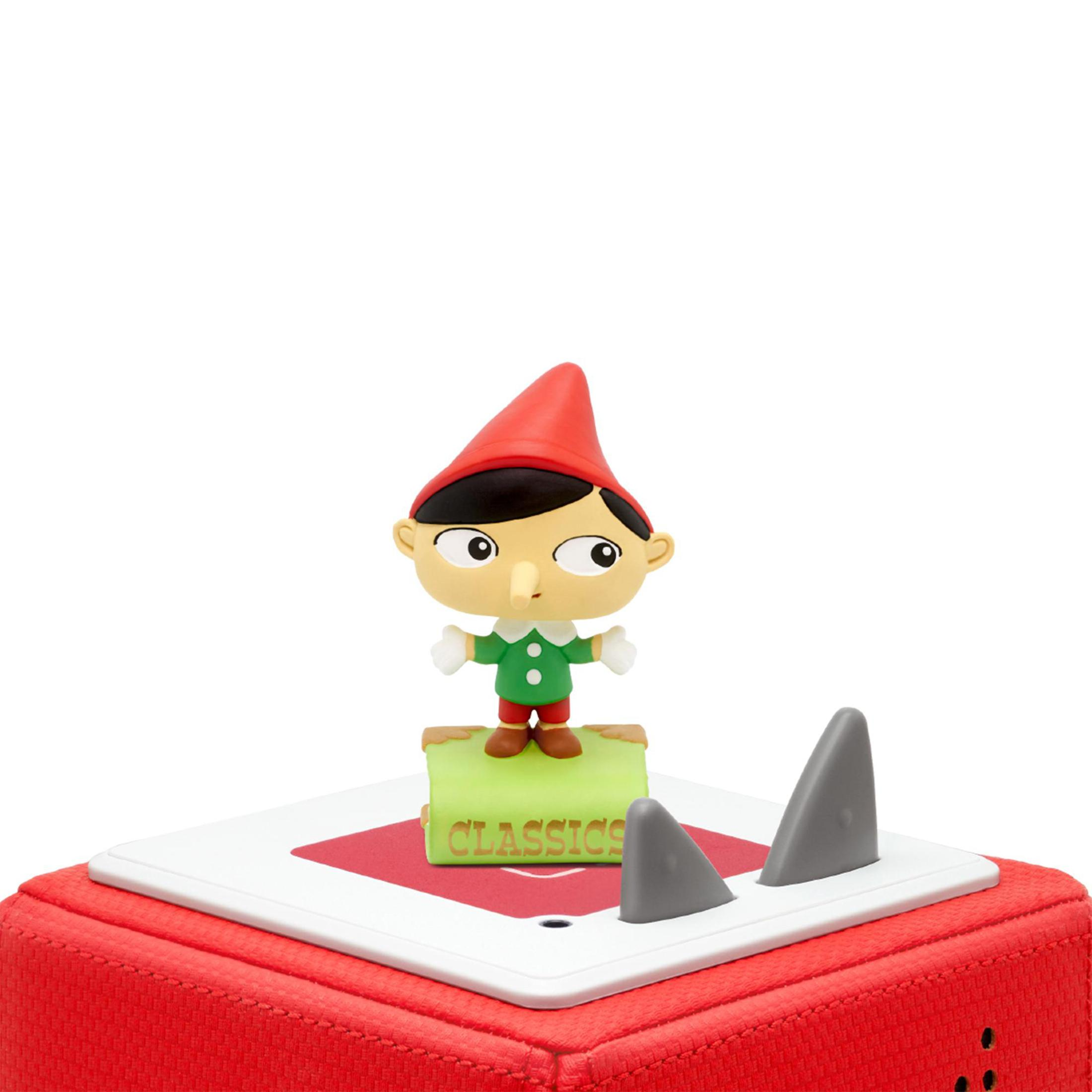 Pinocchio-Figur auf roter Basis mit grauen Haifischflossen. Er trägt einen roten Hut und ein grünes Hemd.
