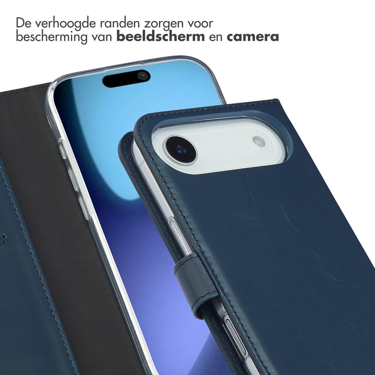 Een blauwe telefoonhoes met een telefoon erin. De hoes beschermt het scherm en de camera. Het is leer.