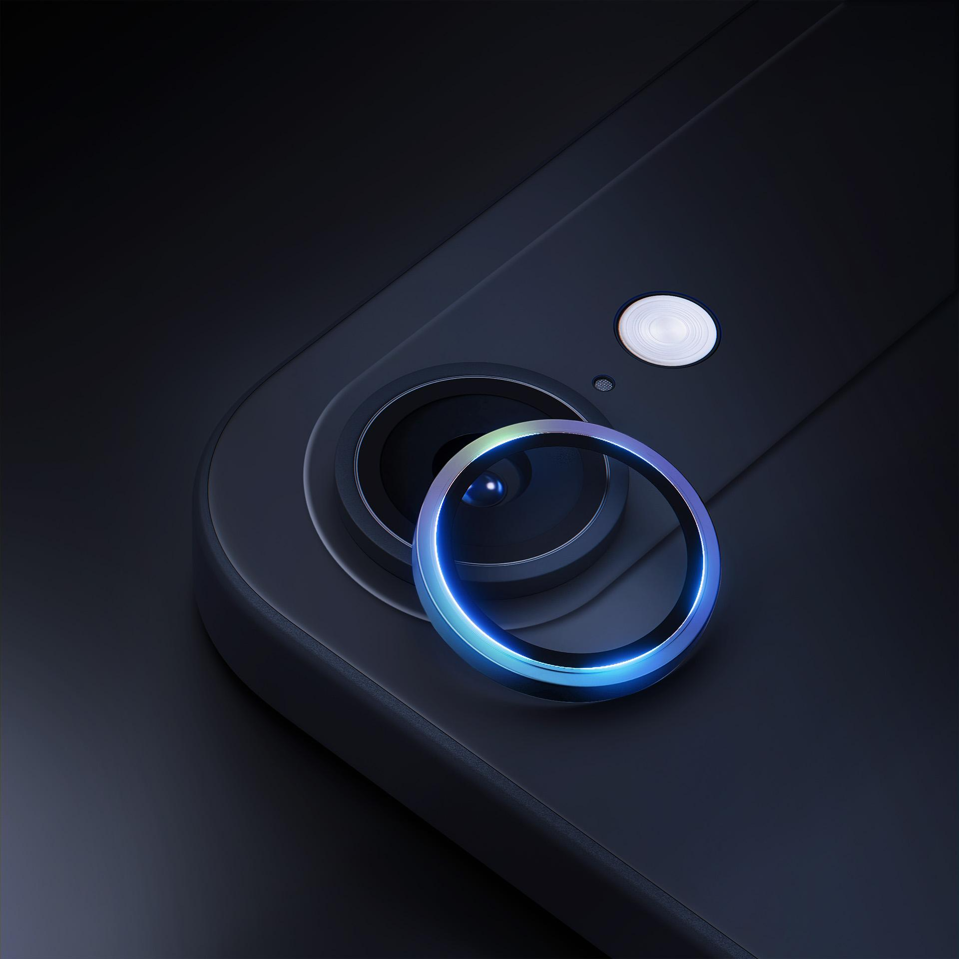 Obiettivo della fotocamera del telefono con un anello di luce blu. Il telefono è nero.