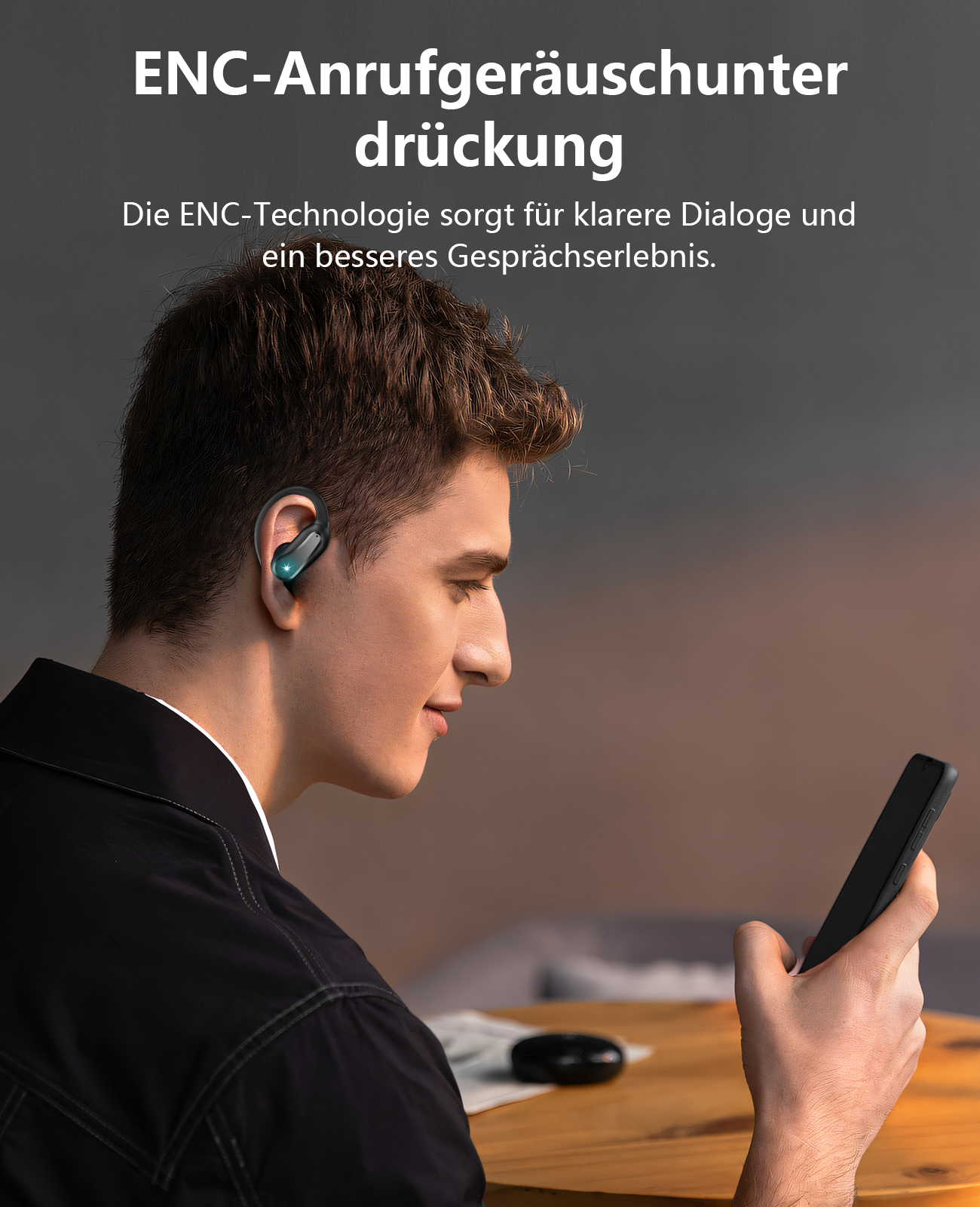 Ein Mann benutzt kabellose Ohrhörer. Er hält ein Telefon und schaut zur Seite.