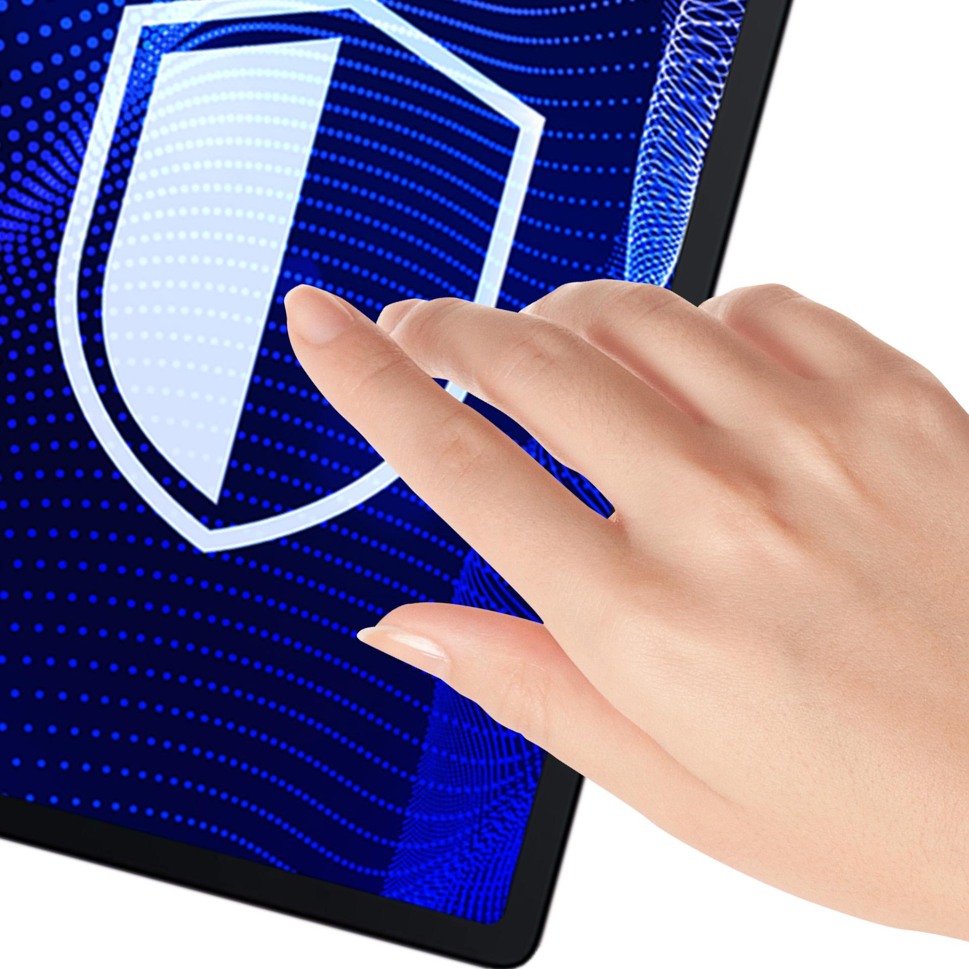 Ręka dotykająca ekranu tabletu z przezroczystym ochraniaczem ekranu. Ekran wyświetla niebieski wzór.
