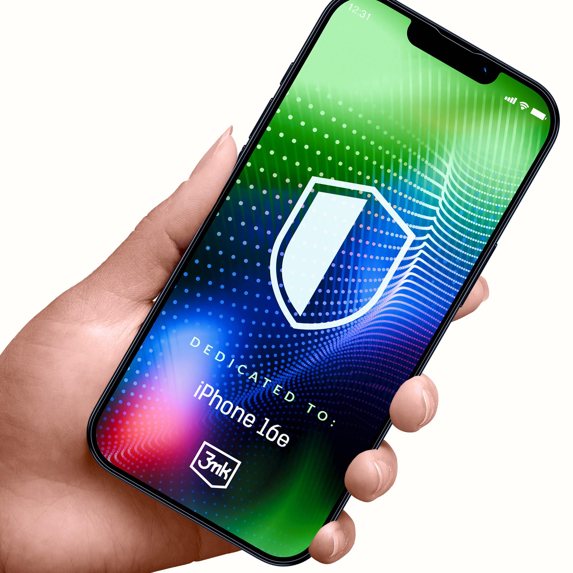 Mano che tiene l'iPhone. Lo schermo mostra uno scudo e il testo: DEDICATED TO: iPhone 16e. Logo 3mk.