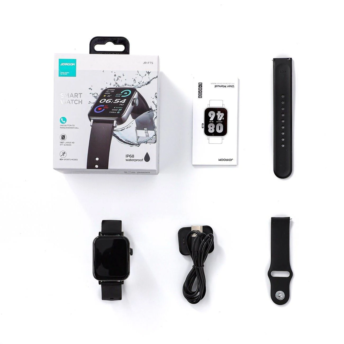 Smartwatch und Zubehör auf Weiß. Enthält eine Smartwatch, Armband, Ladegerät und Handbücher.