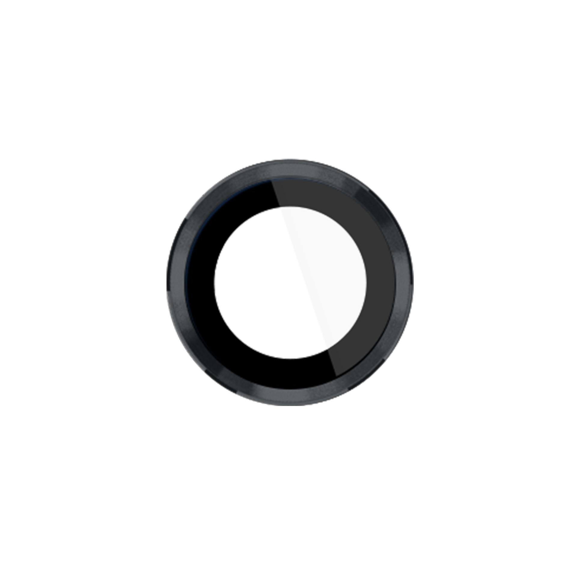 Protezione per obiettivo della fotocamera circolare nera. La protezione è nera con un centro trasparente. Isolato su bianco.