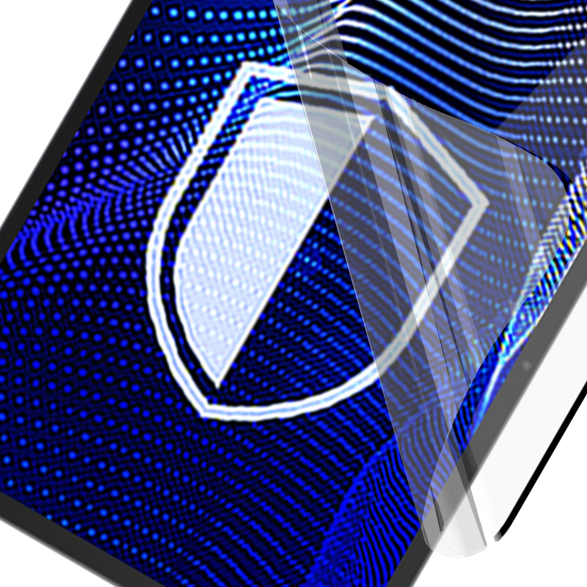 Un tablet con un design a scudo sullo schermo, una protezione schermo accanto e uno sfondo blu a pois.