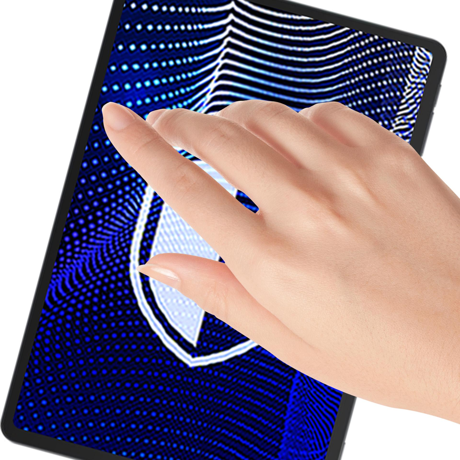 Una mano tocca lo schermo di un tablet con un design a scudo, sfondo blu a pois.