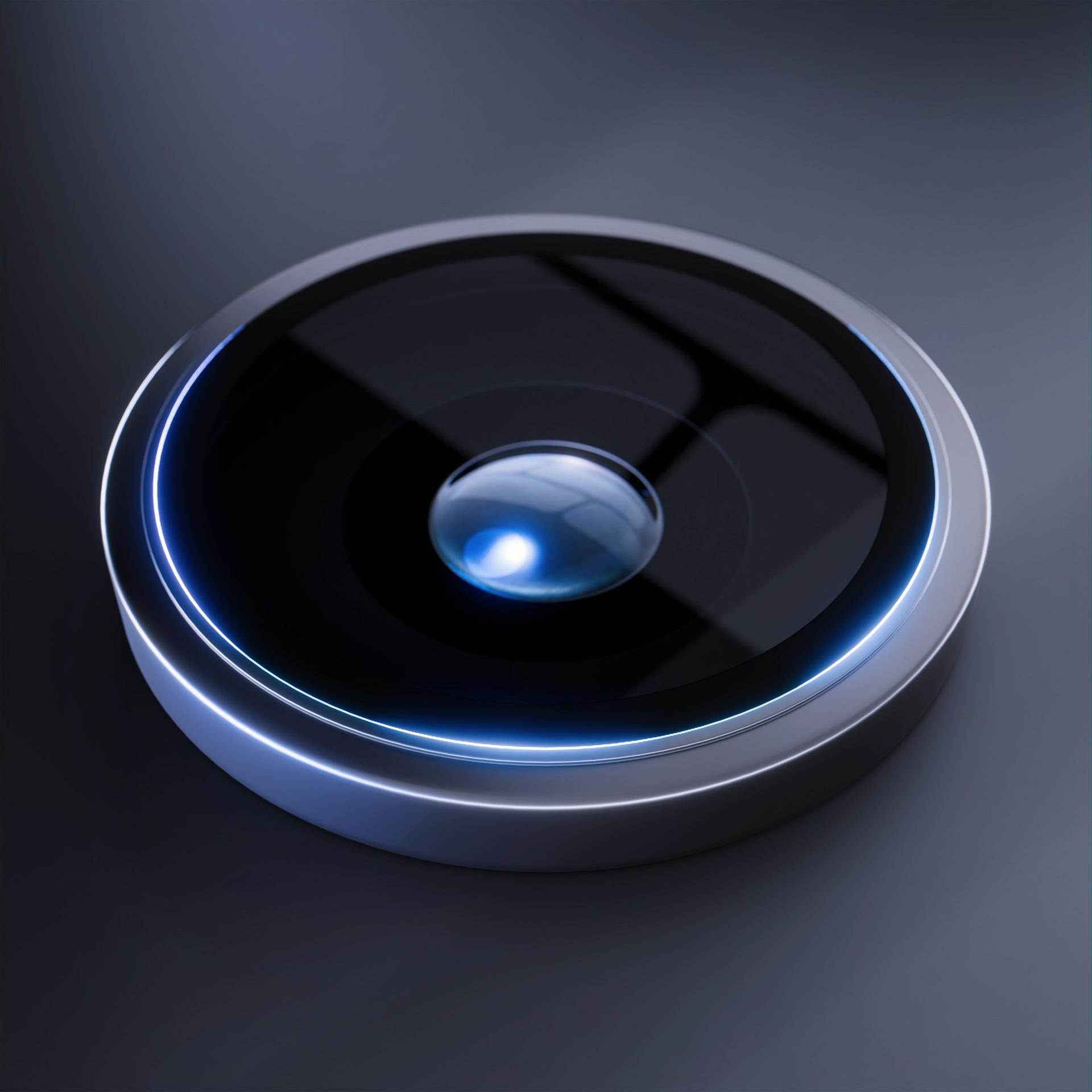 Zbliżenie obiektywu aparatu w telefonie. Obiektyw otoczony jest srebrnym pierścieniem.