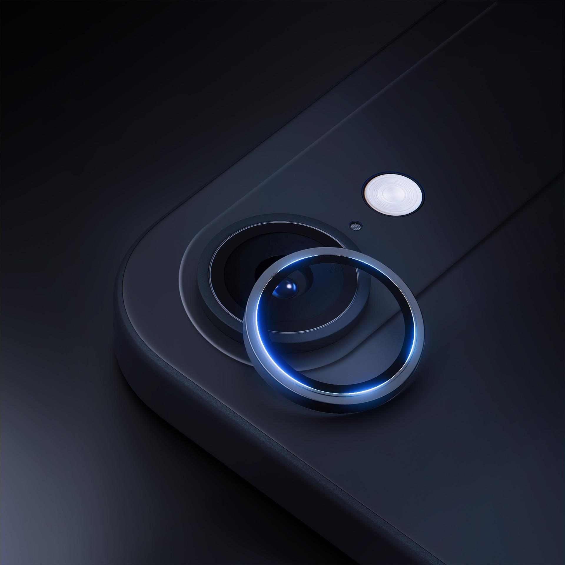 Ochraniacz obiektywu aparatu telefonu jest umieszczony na telefonie. Ochraniacz ma niebieską poświatę.