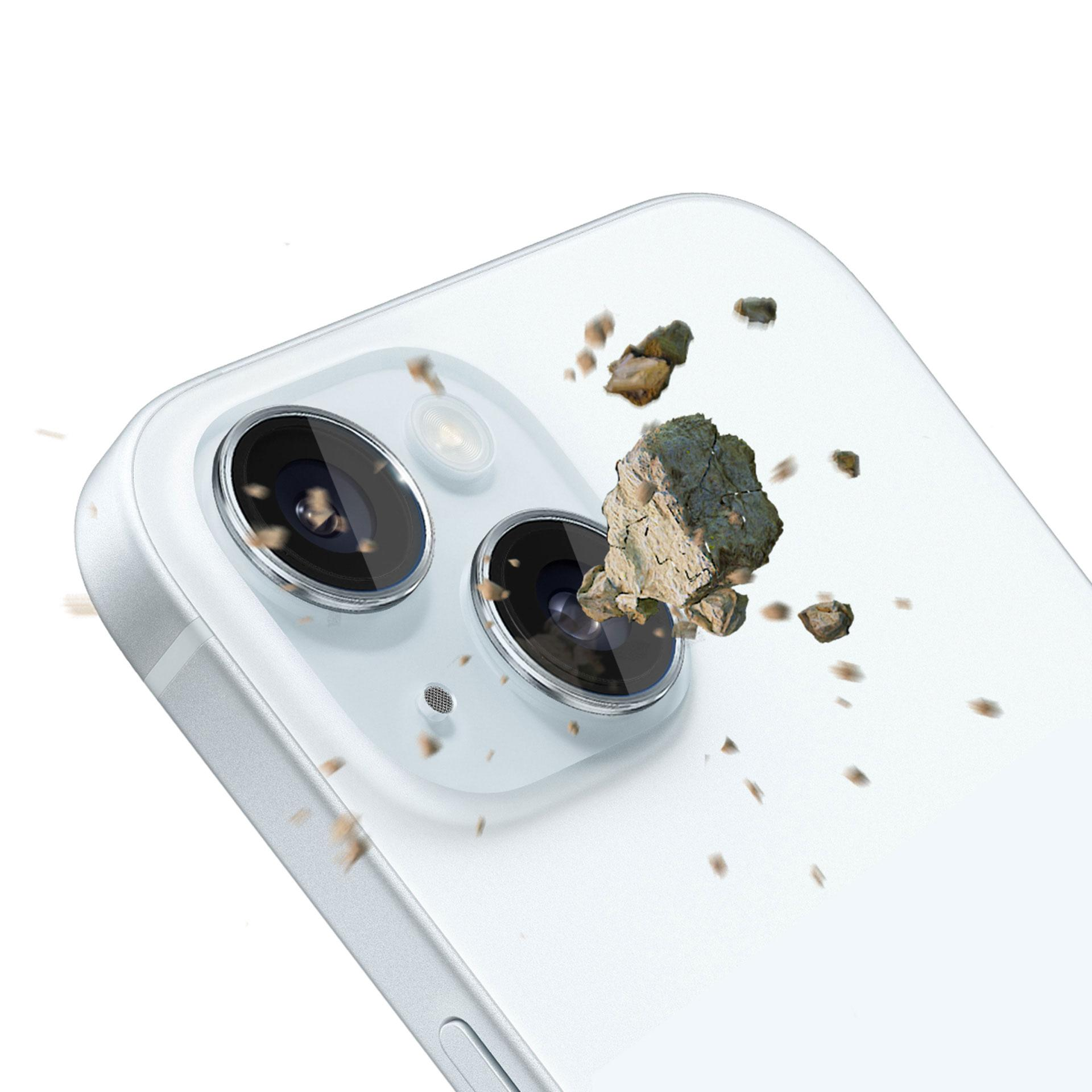 Telefono con lenti e una roccia che colpisce la lente.