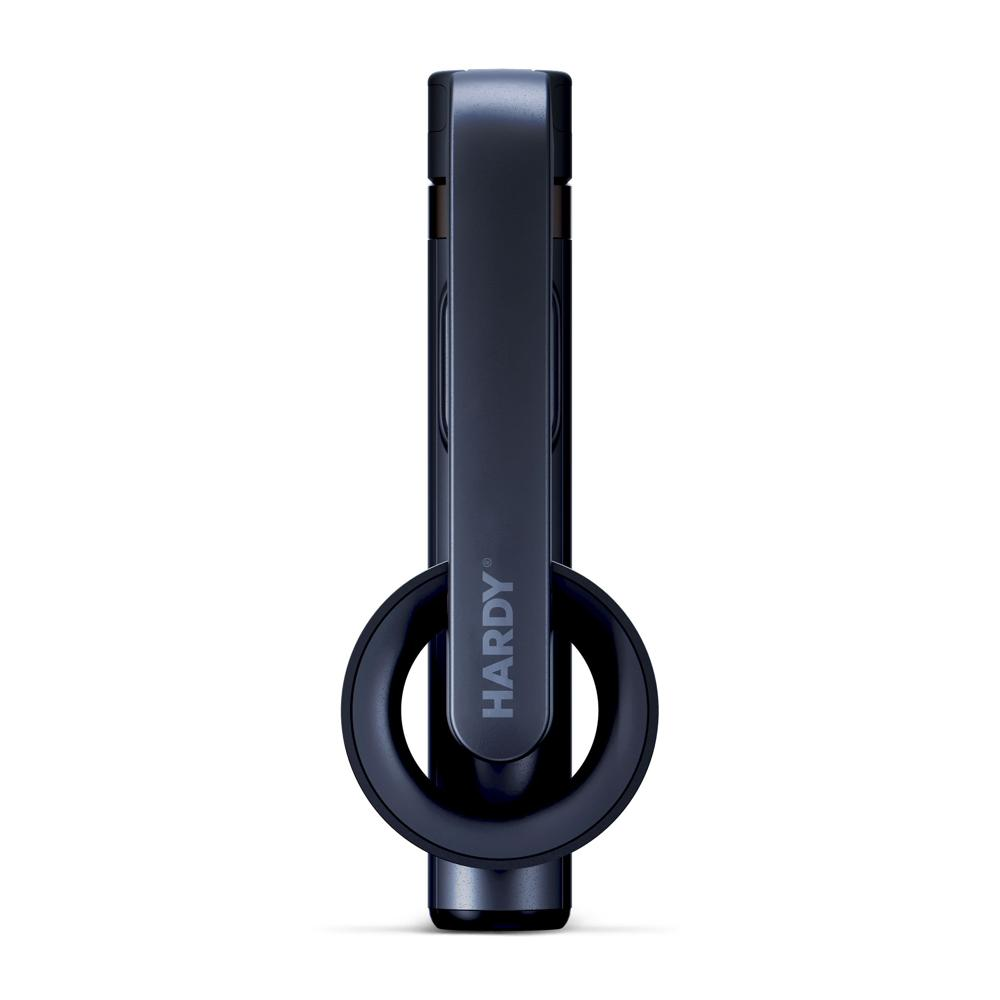 Zbliżenie czarnego kija do selfie. Logo Hardy jest widoczne na kiju. Ma okrągłe światło.