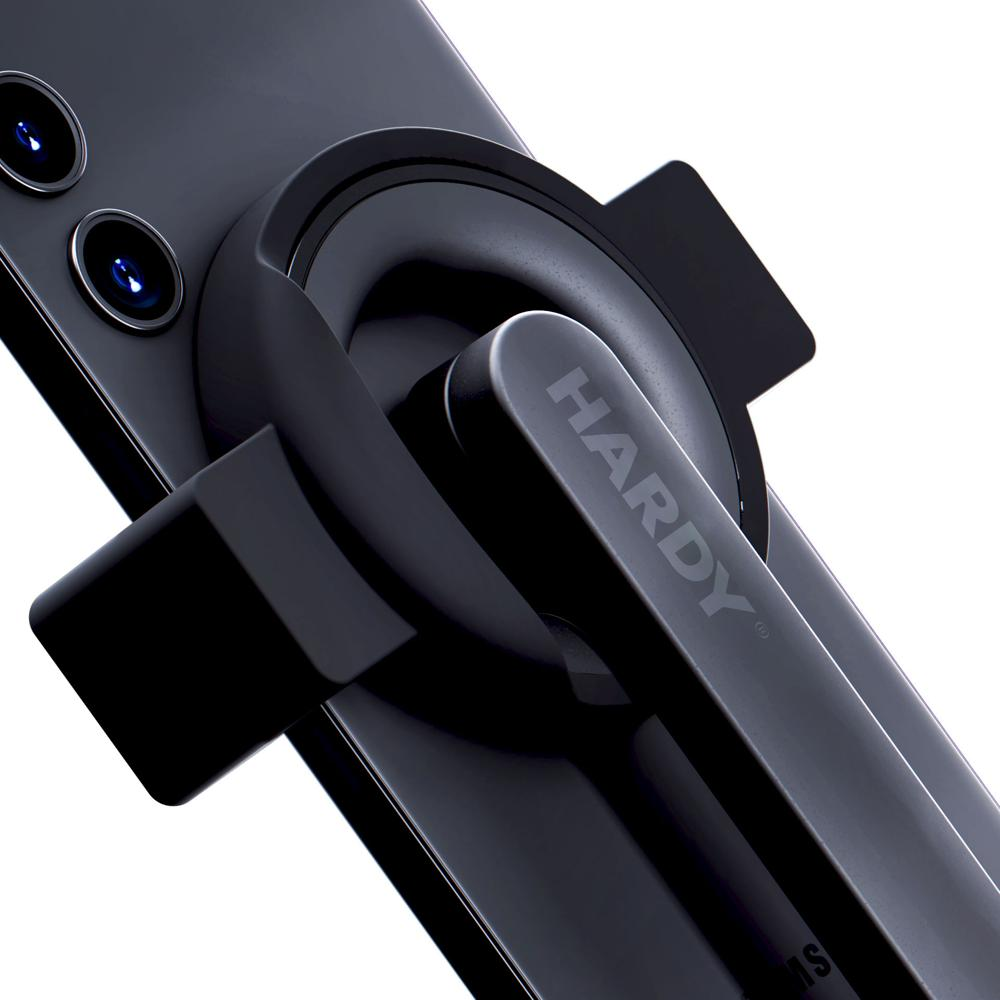 Zbliżenie czarnego mocowania kija do selfie na telefonie. Logo Hardy jest widoczne.