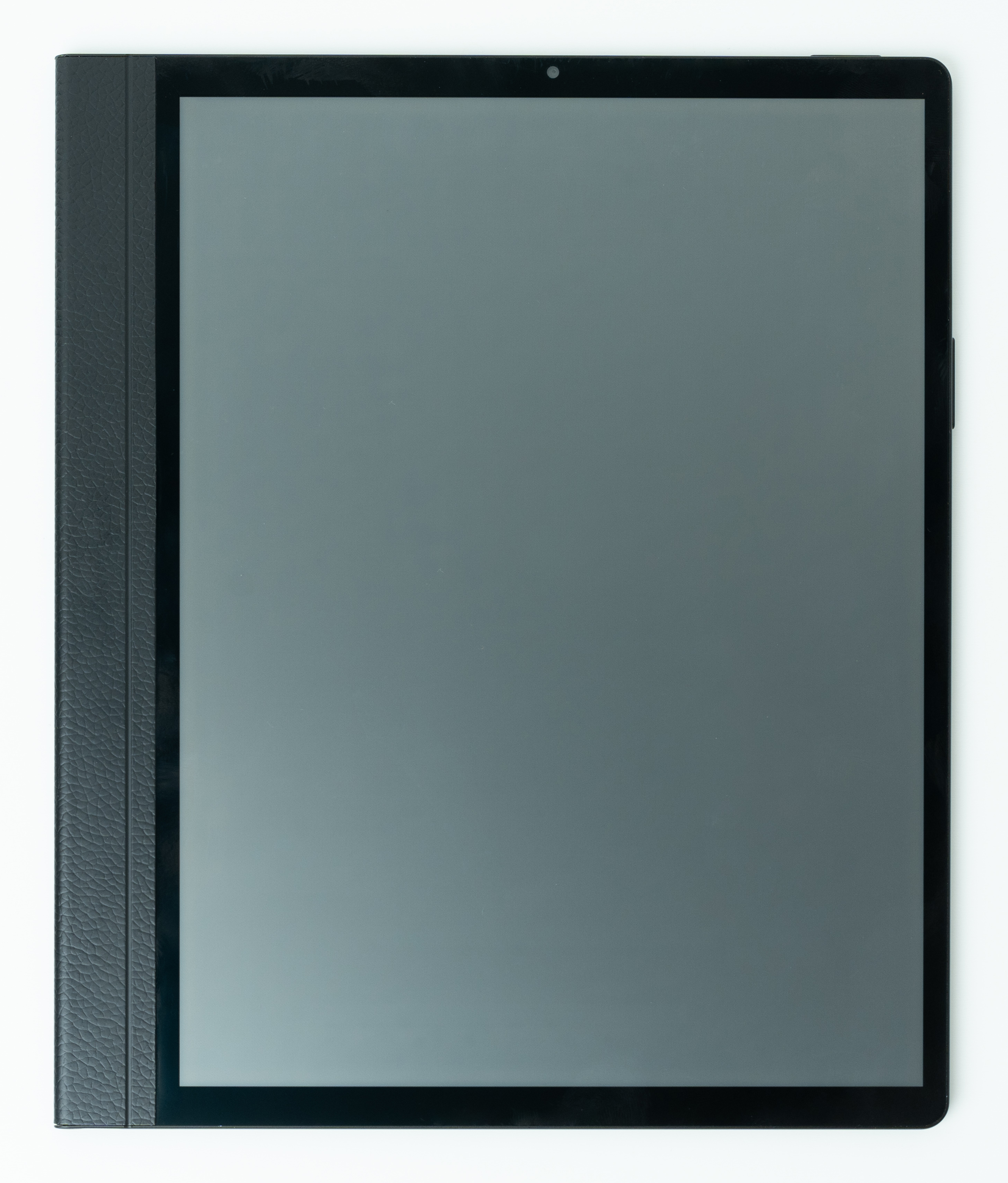Un tablet nero con schermo scuro e cover strutturata, su sfondo bianco. Lo schermo è spento.
