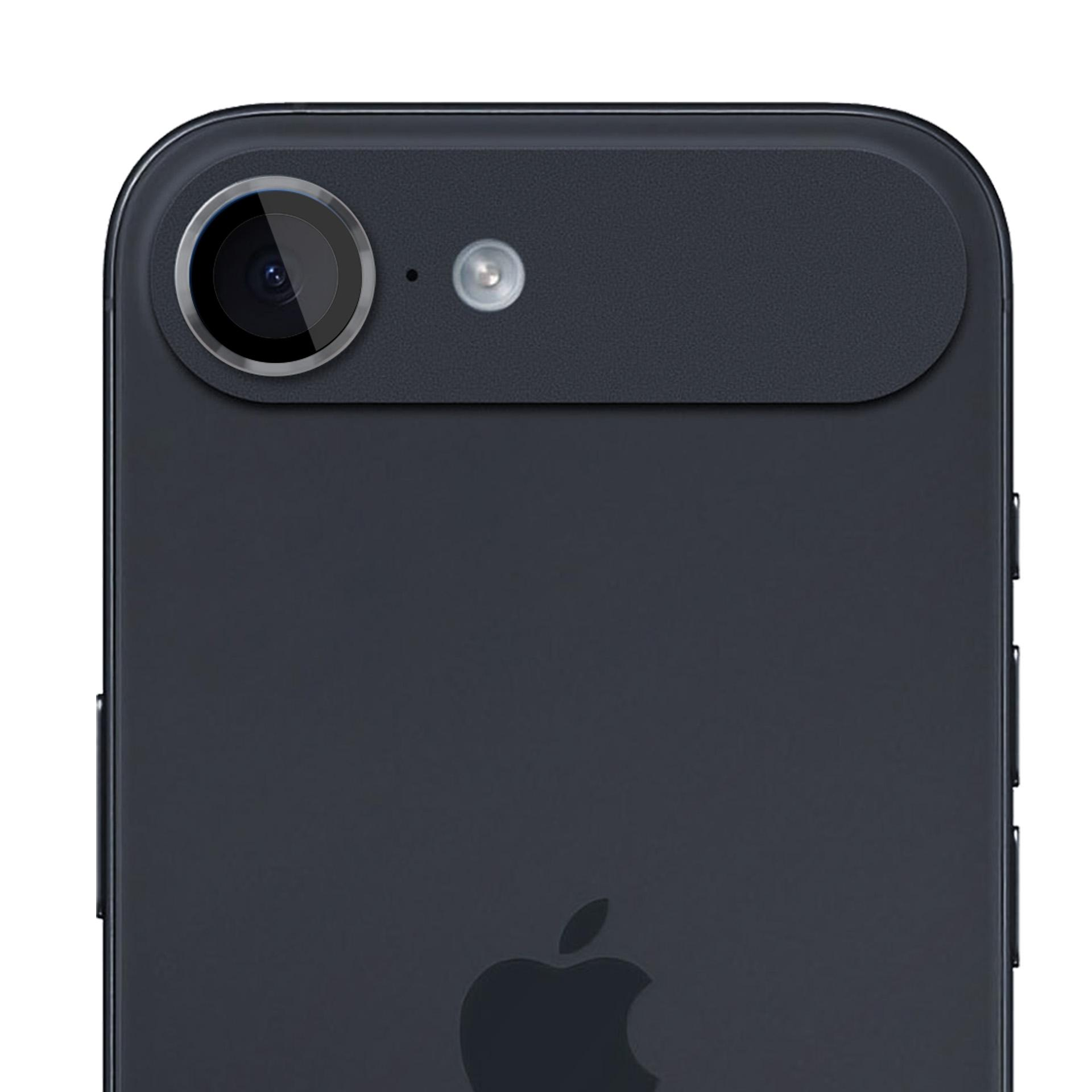 Retro iPhone nero con protezione lenti. Logo Apple in basso. Sfondo bianco.