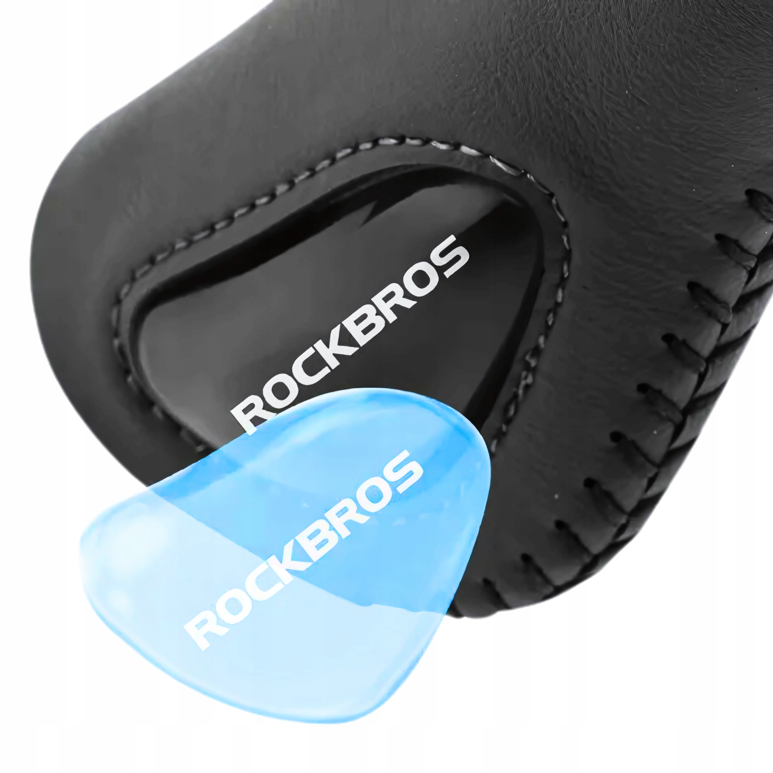 Zbliżenie chwytu rowerowego Rockbros z logo i niebieską wkładką w kształcie kostki.