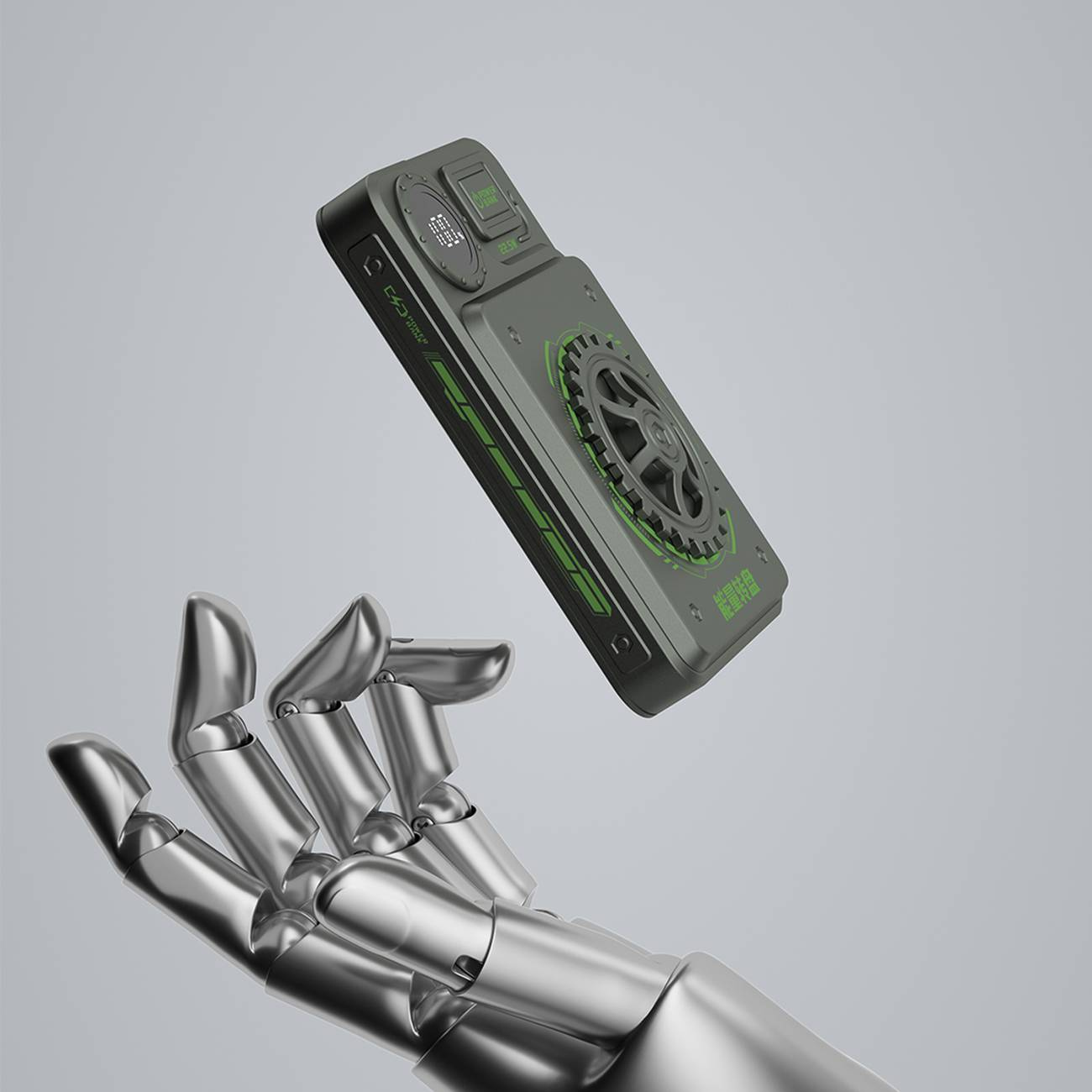 Robotyczna dłoń trzymająca power bank. Power bank jest szaro-zielony.