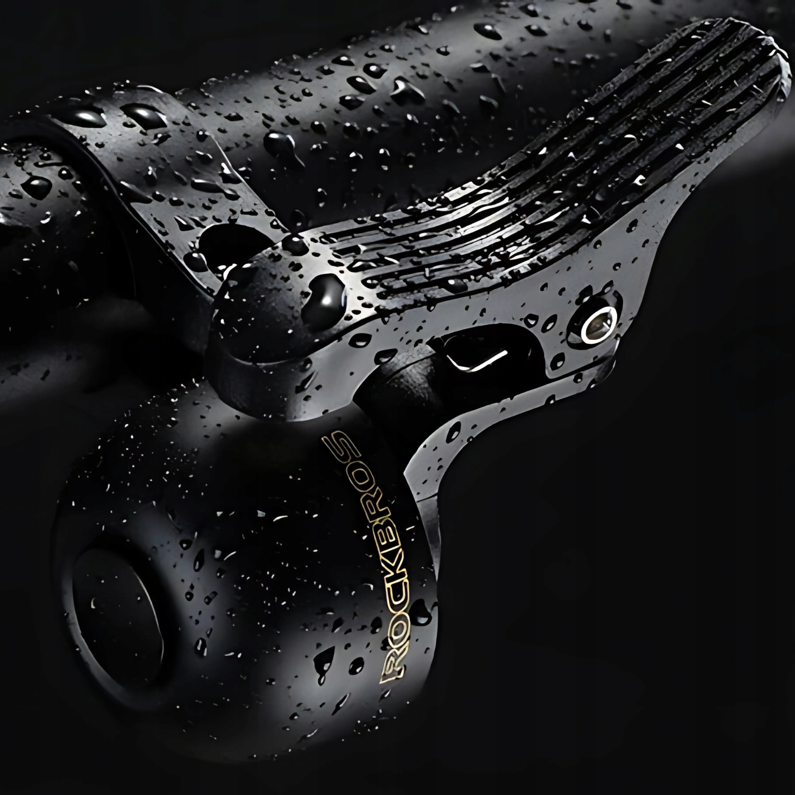 Czarny dzwonek rowerowy z kroplami wody. Dzwonek z marką ROCKBROS.