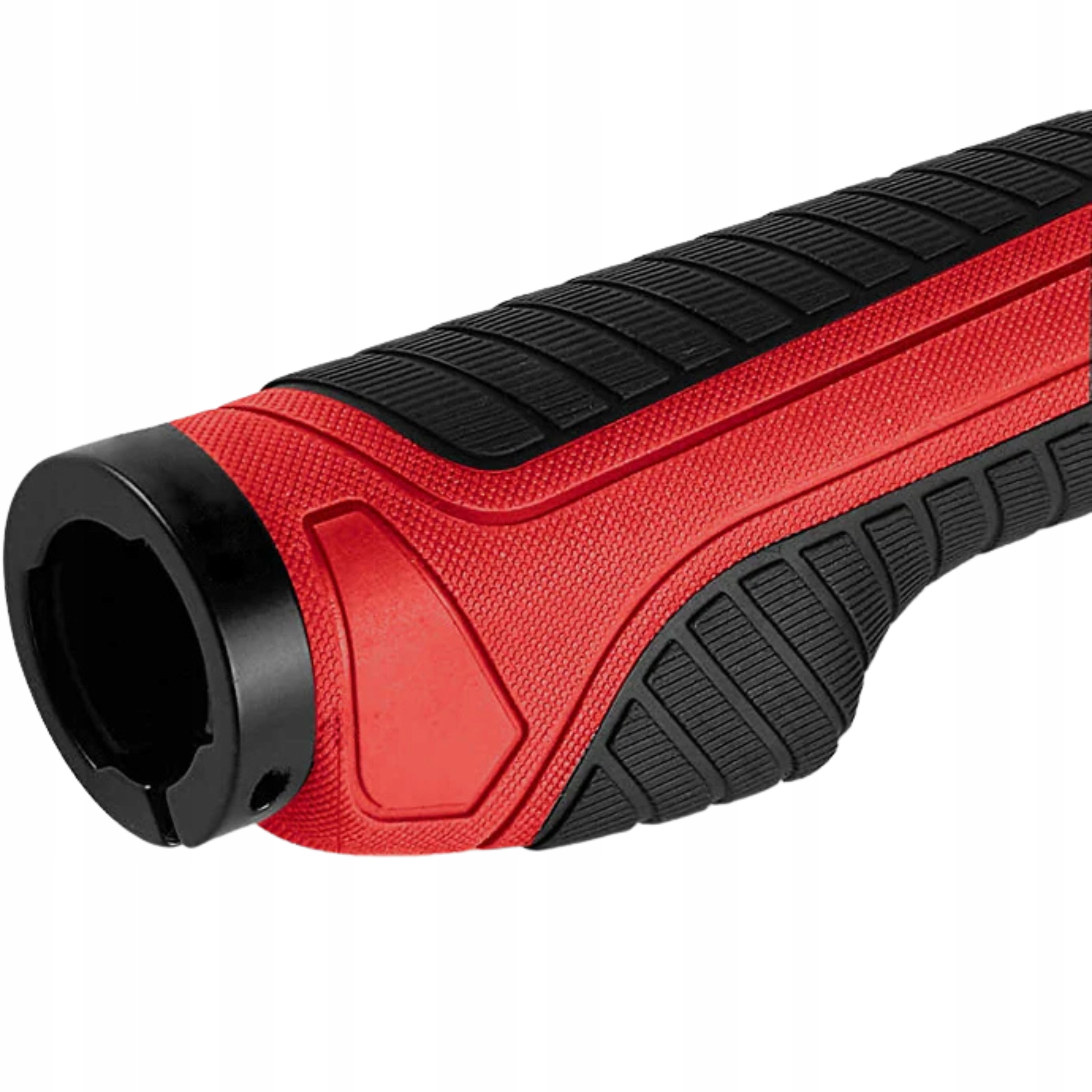 Zbliżenie czerwono-czarnego uchwytu rowerowego. Uchwyt ma teksturowaną powierzchnię.