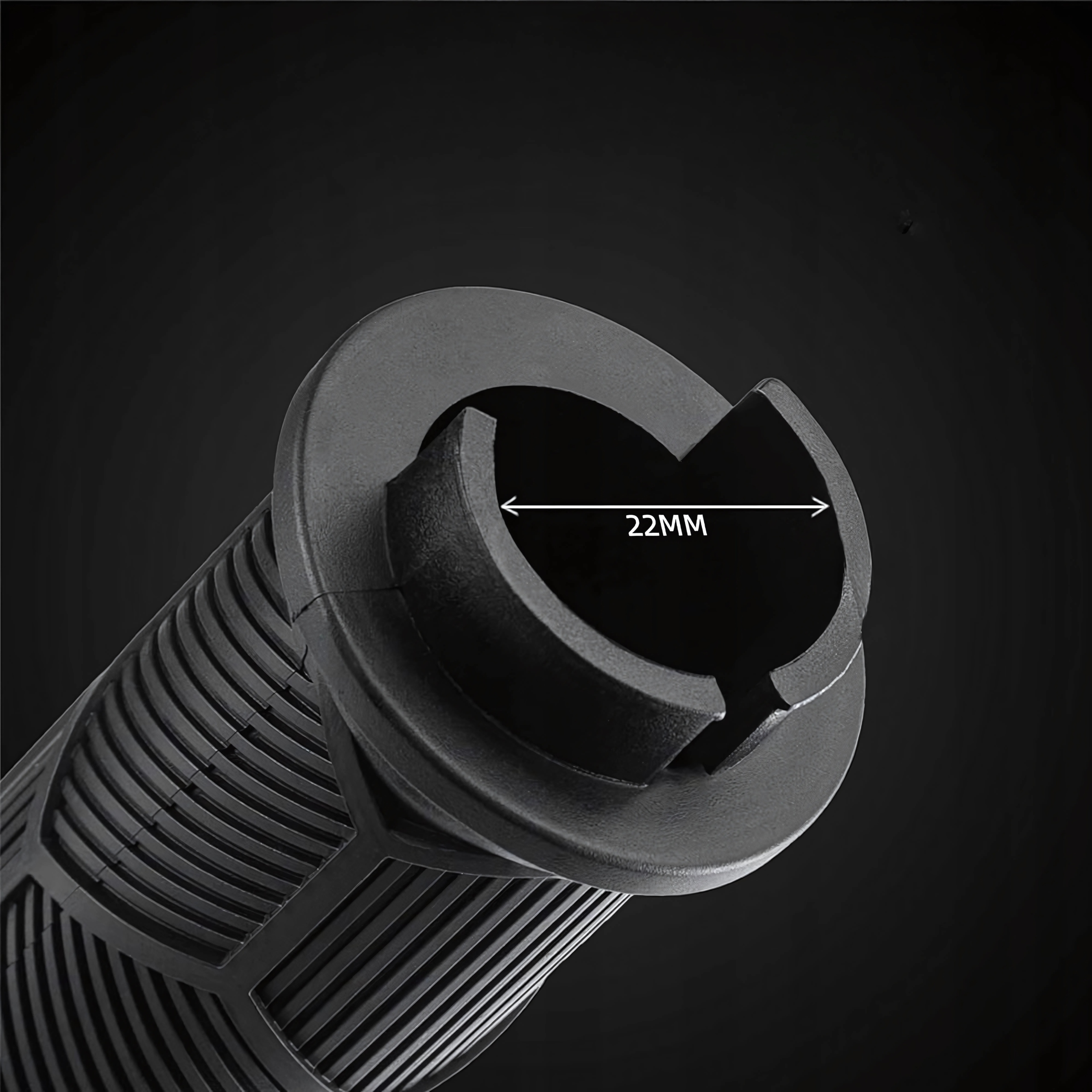 Zbliżenie czarnego uchwytu rowerowego z otworem o szerokości 22 mm na ciemnym tle.