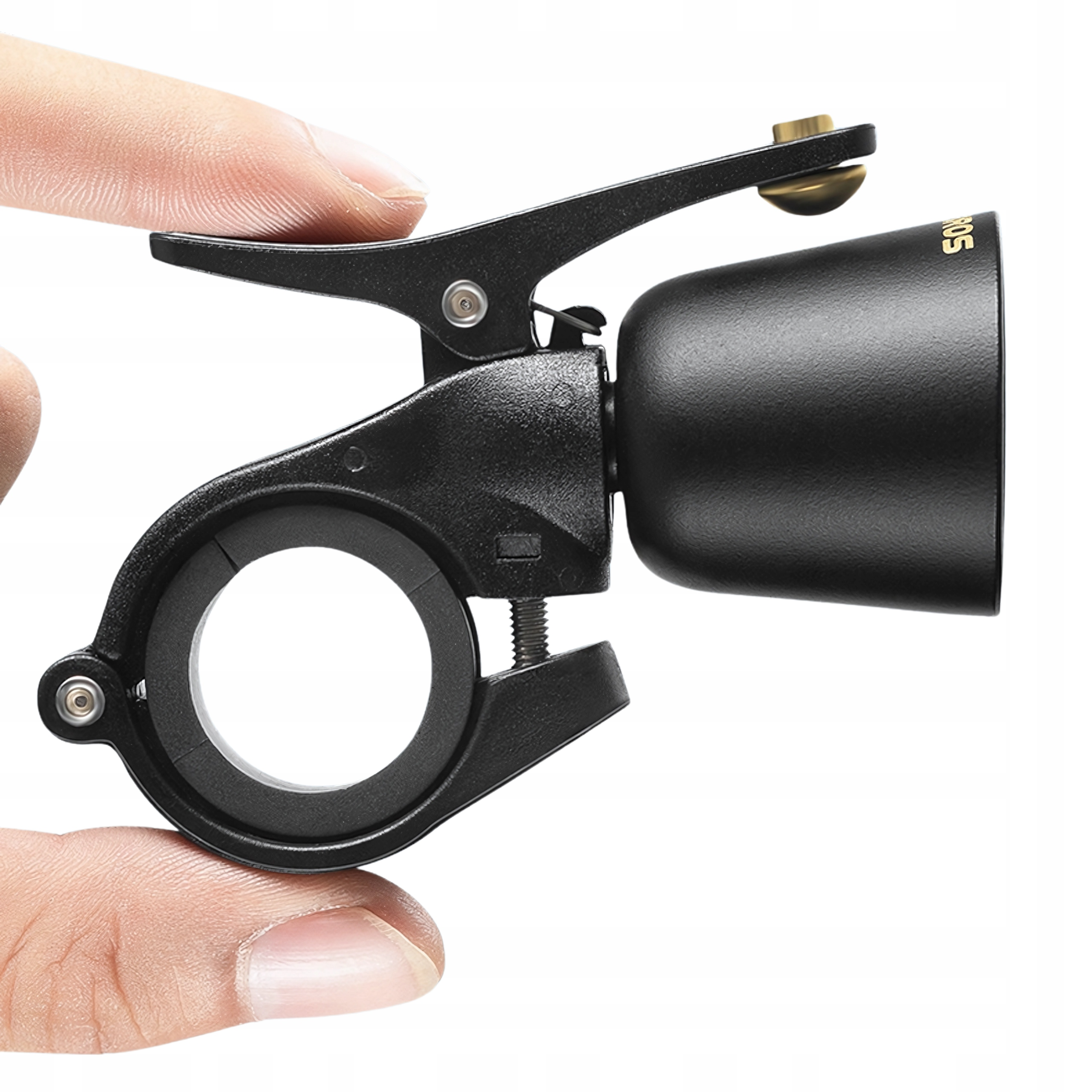 Dłoń trzymająca czarny dzwonek rowerowy z teksturowaną dźwignią na białym tle.