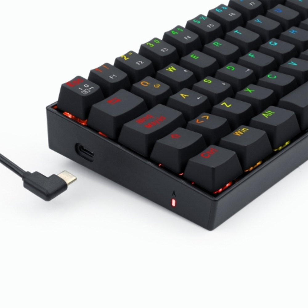 Primer plano de un teclado negro con teclas coloridas y un cable.