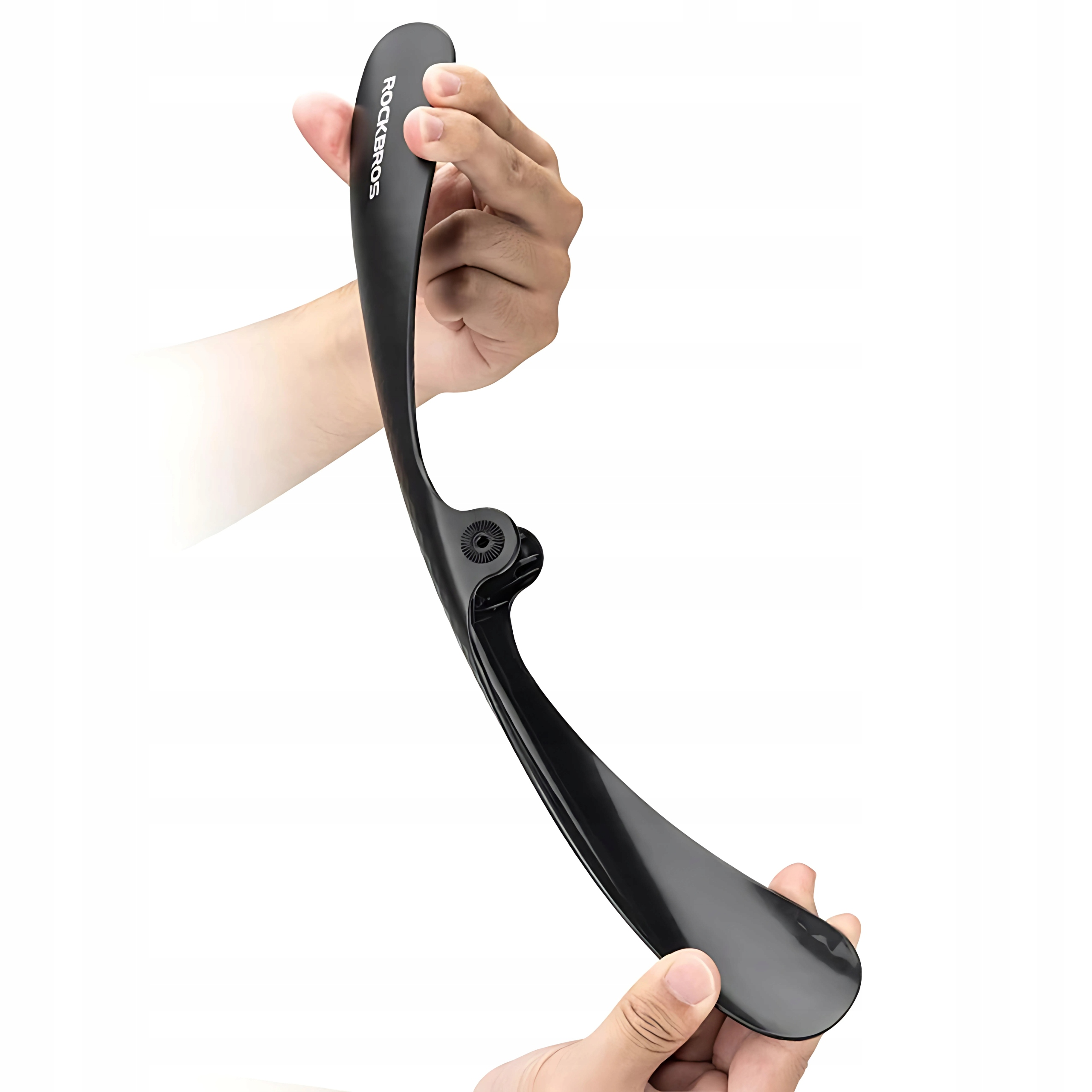 Dłonie trzymające zakrzywiony, czarny, plastikowy prawidełko do butów ze słowem ROCKBROS na górze.