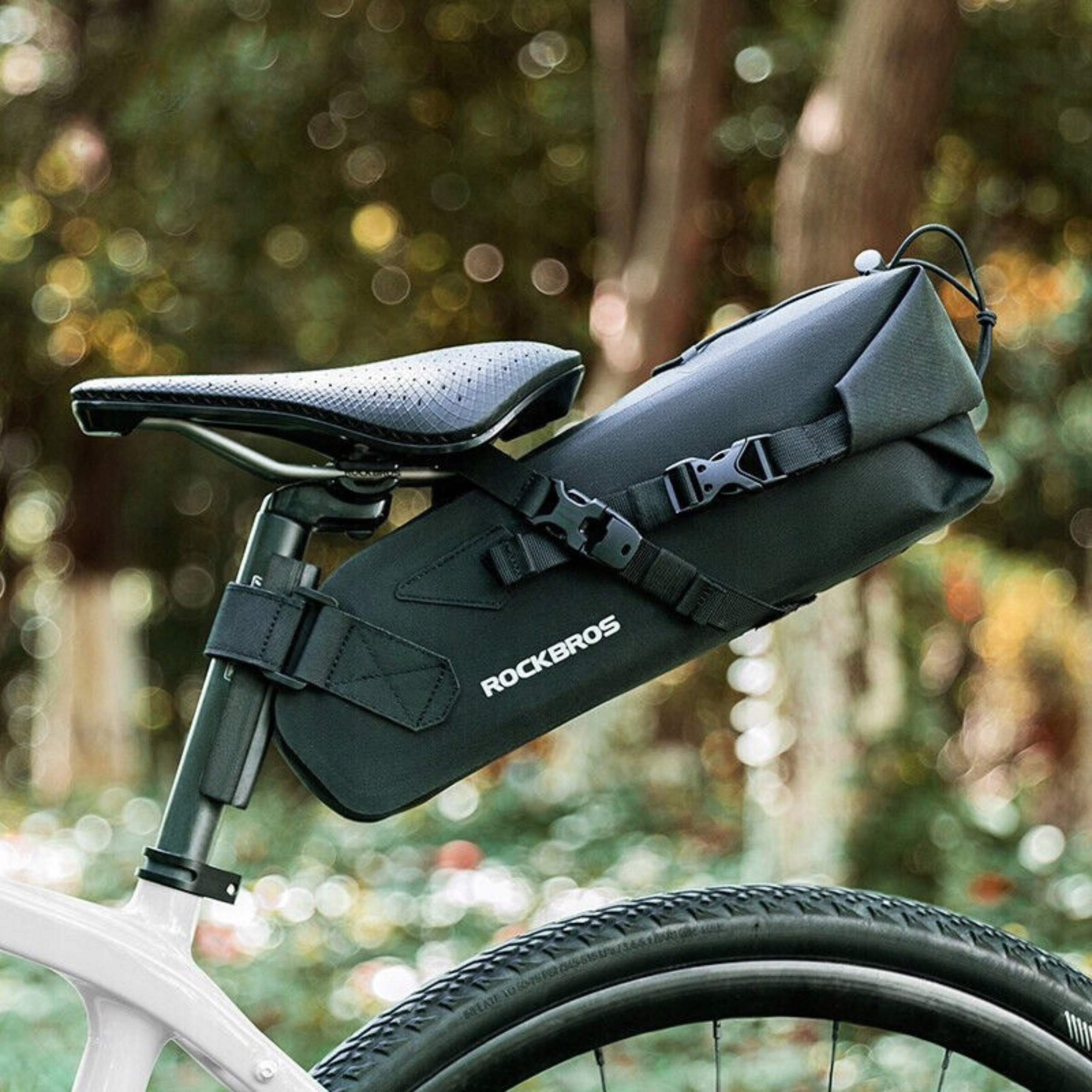 Czarna torba rowerowa Rockbros na rowerze. Torba jest przymocowana do sztycy i siodełka.