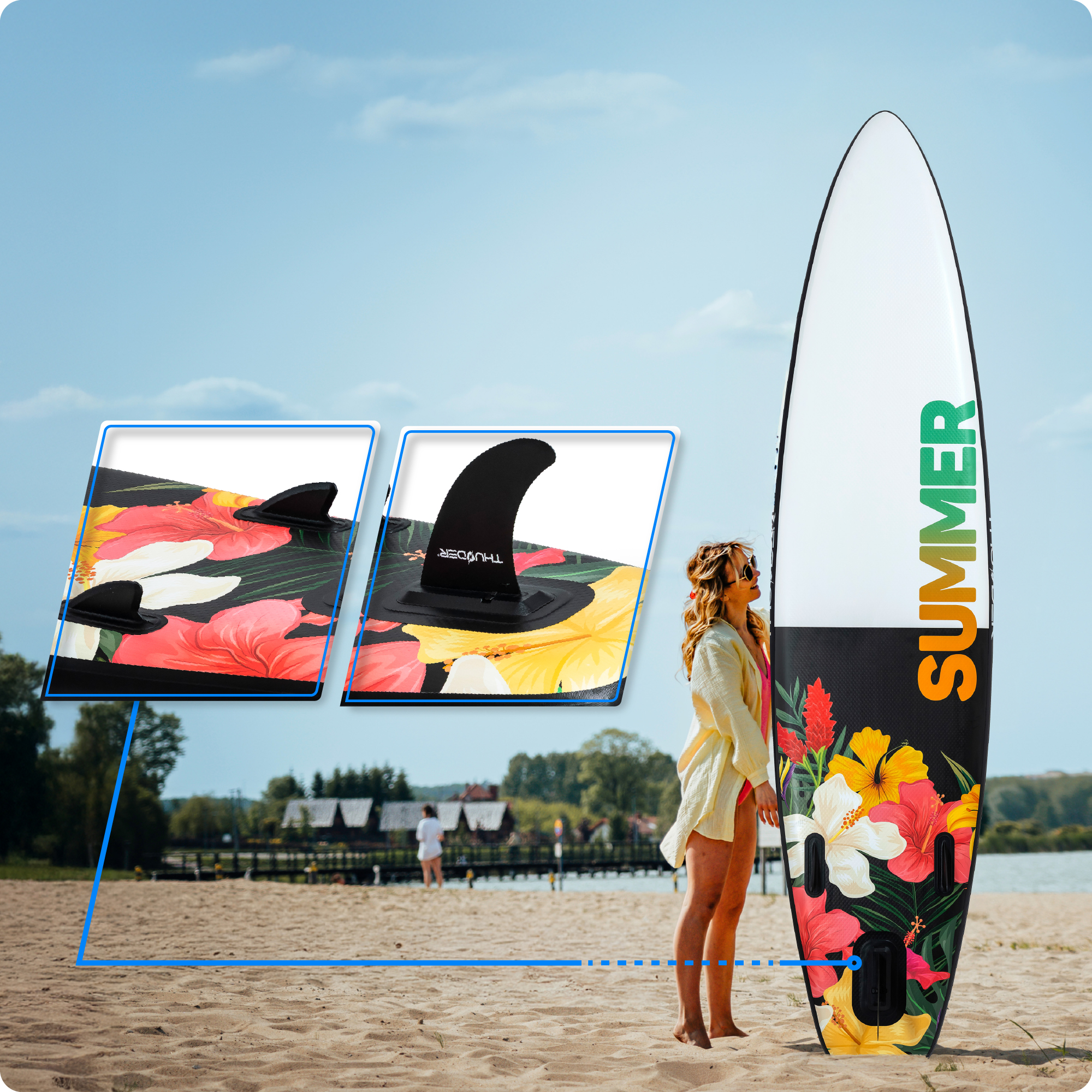 Kobieta na plaży z deską do wiosłowania. Ma kwiatowy wzór i słowo SUMMER. Tło to plaża i błękitne niebo.