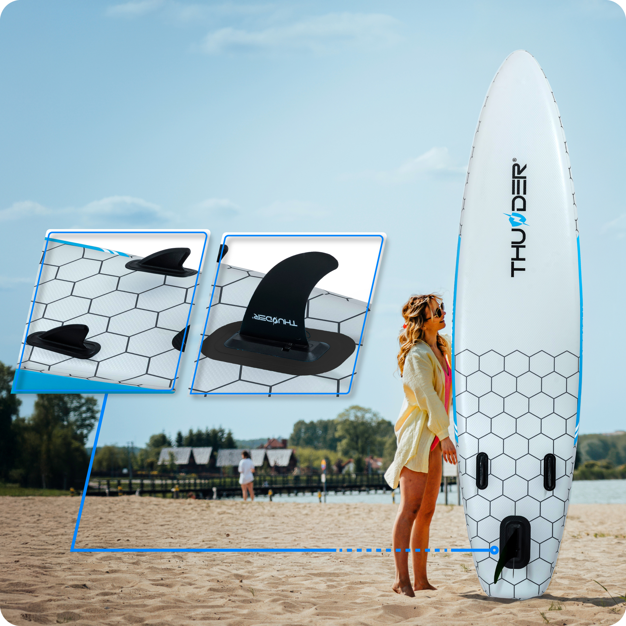 Kobieta na plaży z deską do wiosłowania. Deska ma wzór plastra miodu. W tle plaża i błękitne niebo.
