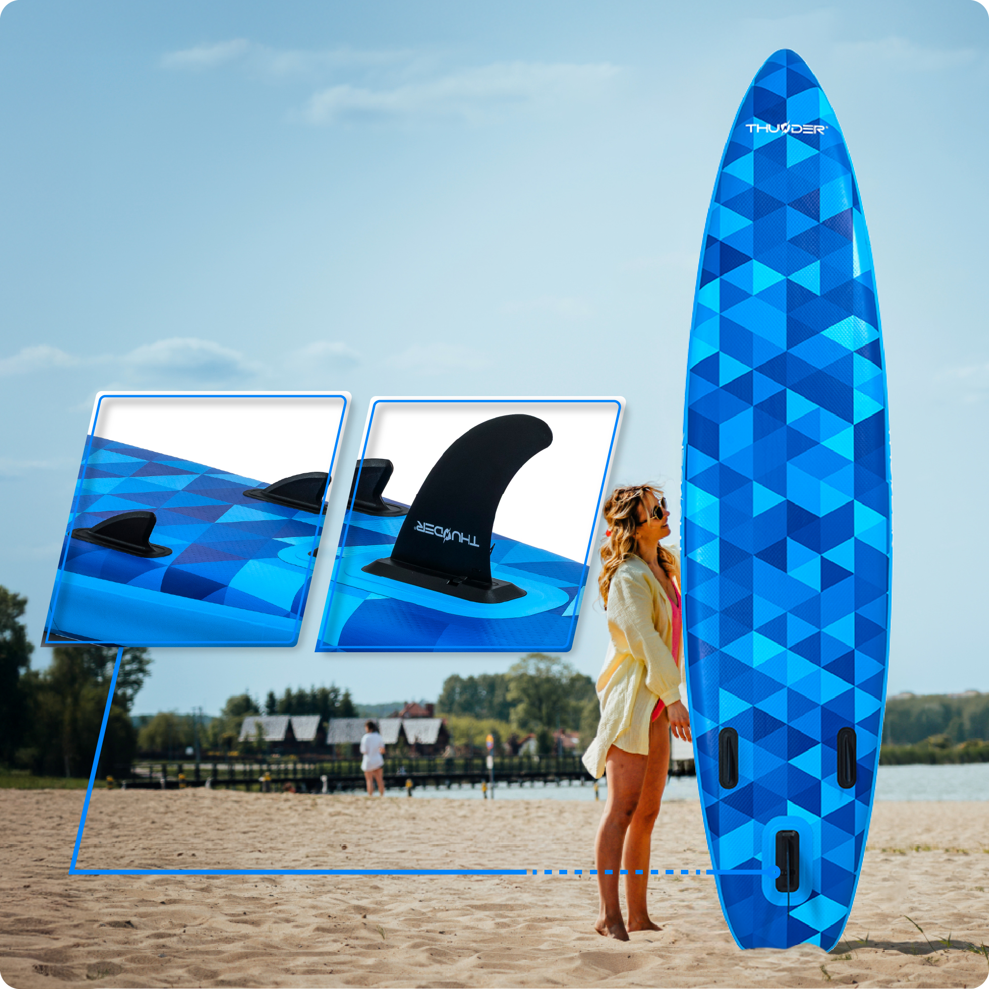 Kobieta na plaży z niebieską deską do wiosłowania z geometrycznym wzorem. Tło to plaża i błękitne niebo.