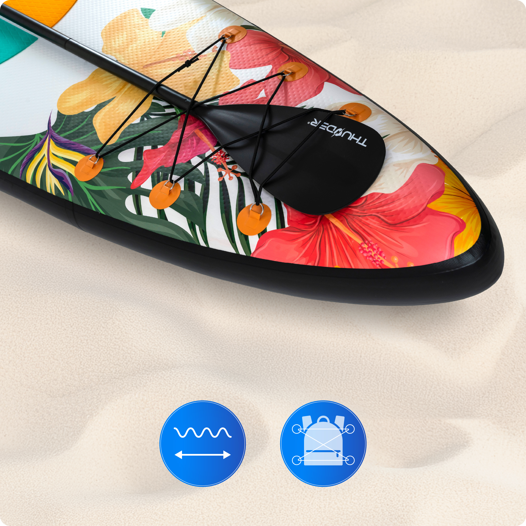 Deska do wiosłowania z kwiatowym wzorem i wiosłem na piaszczystej plaży, z dwoma ikonami fali i plecaka.