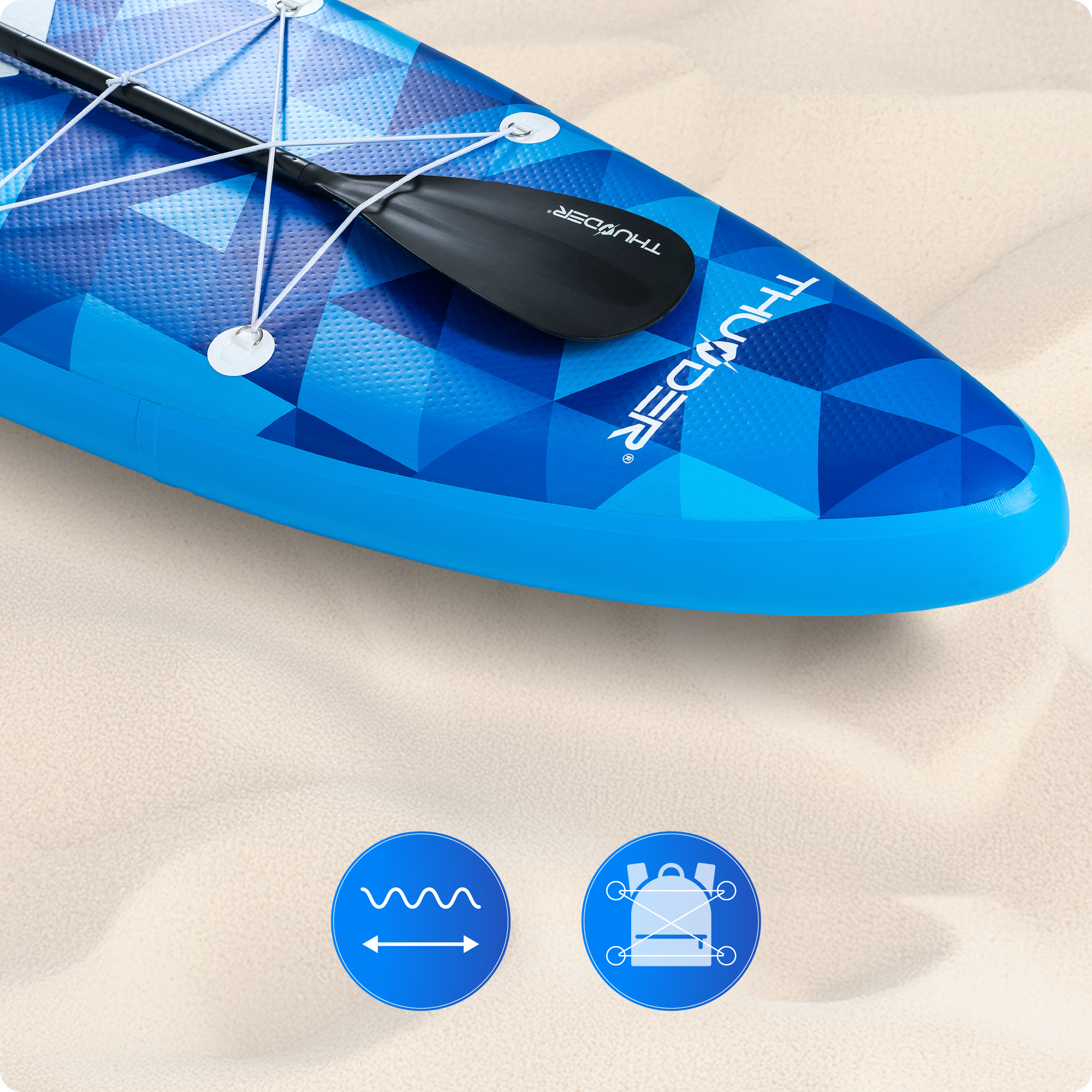 Niebieska deska do wiosłowania z niebieskim geometrycznym wzorem i wiosłem na piaszczystej plaży, z dwoma ikonami.