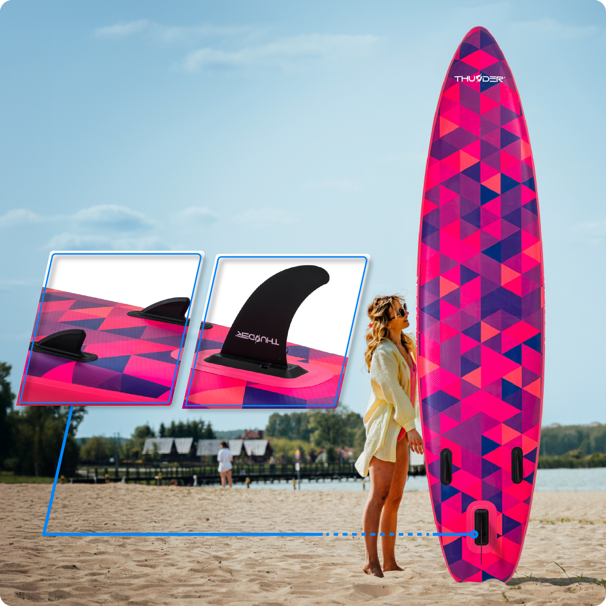 Kobieta na plaży stoi przy różowej desce SUP. Deska ma geometryczny wzór i płetwy.