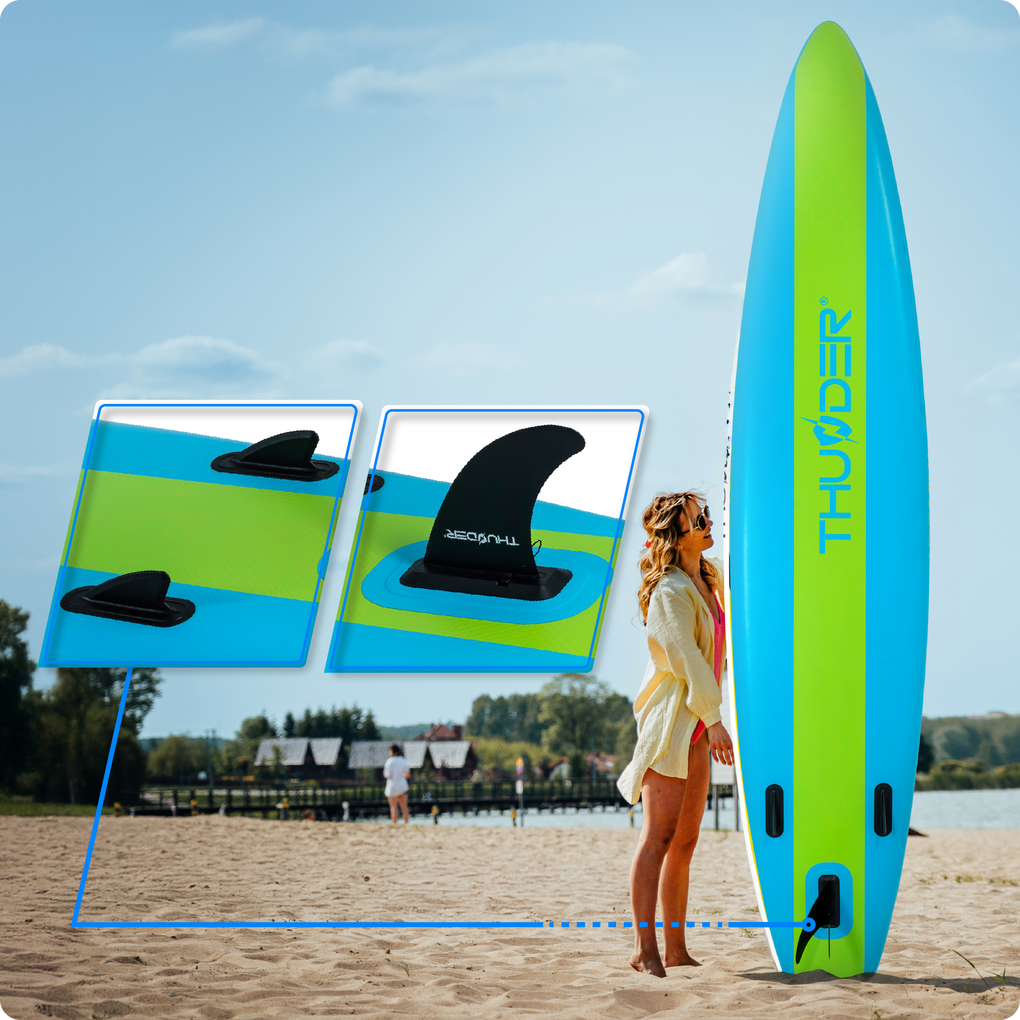 Kobieta na plaży stoi przy niebiesko-zielonej desce SUP. Deska ma geometryczny wzór i płetwy.