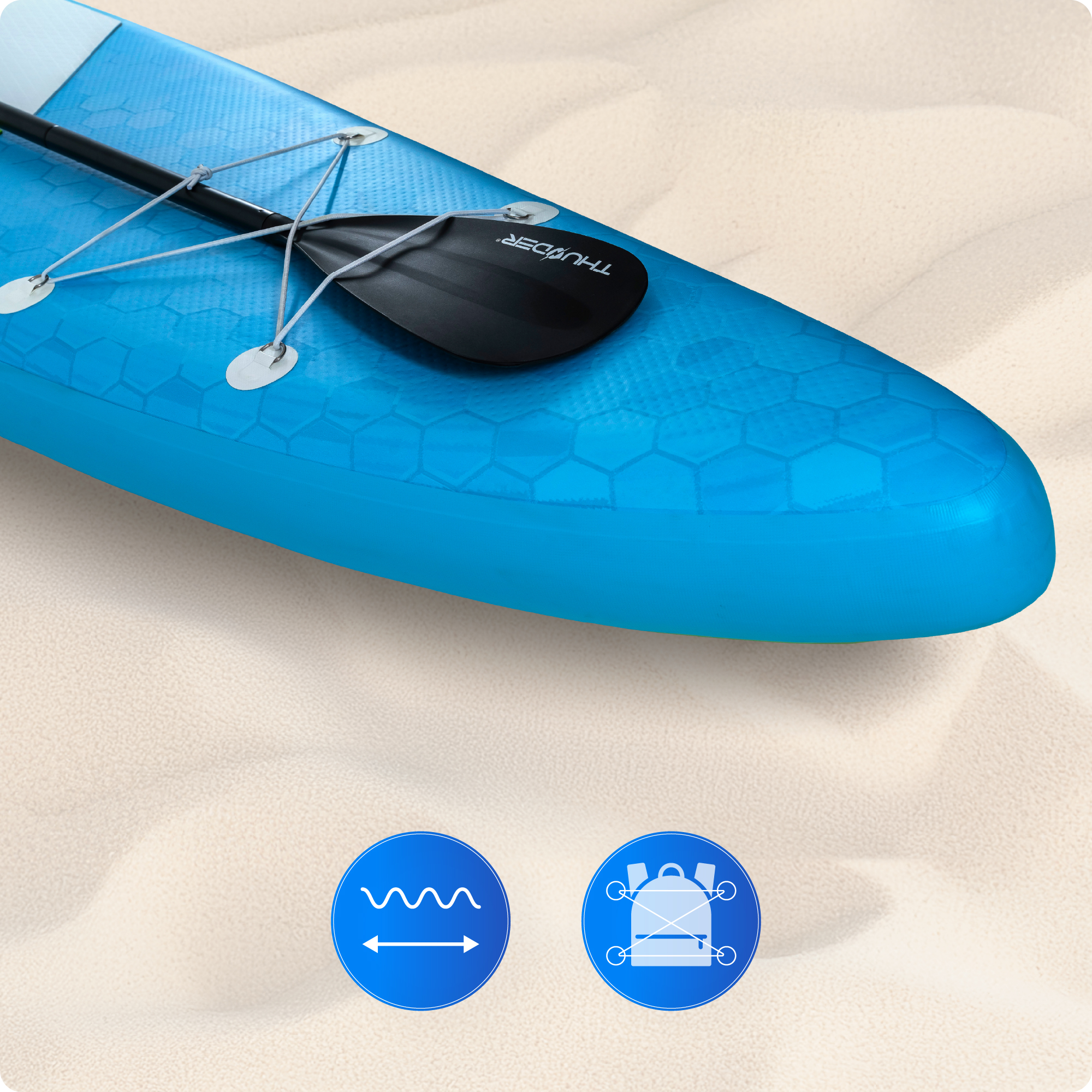 Niebieska deska z wiosłem na piasku. Widoczne ikony wody i plecaka.