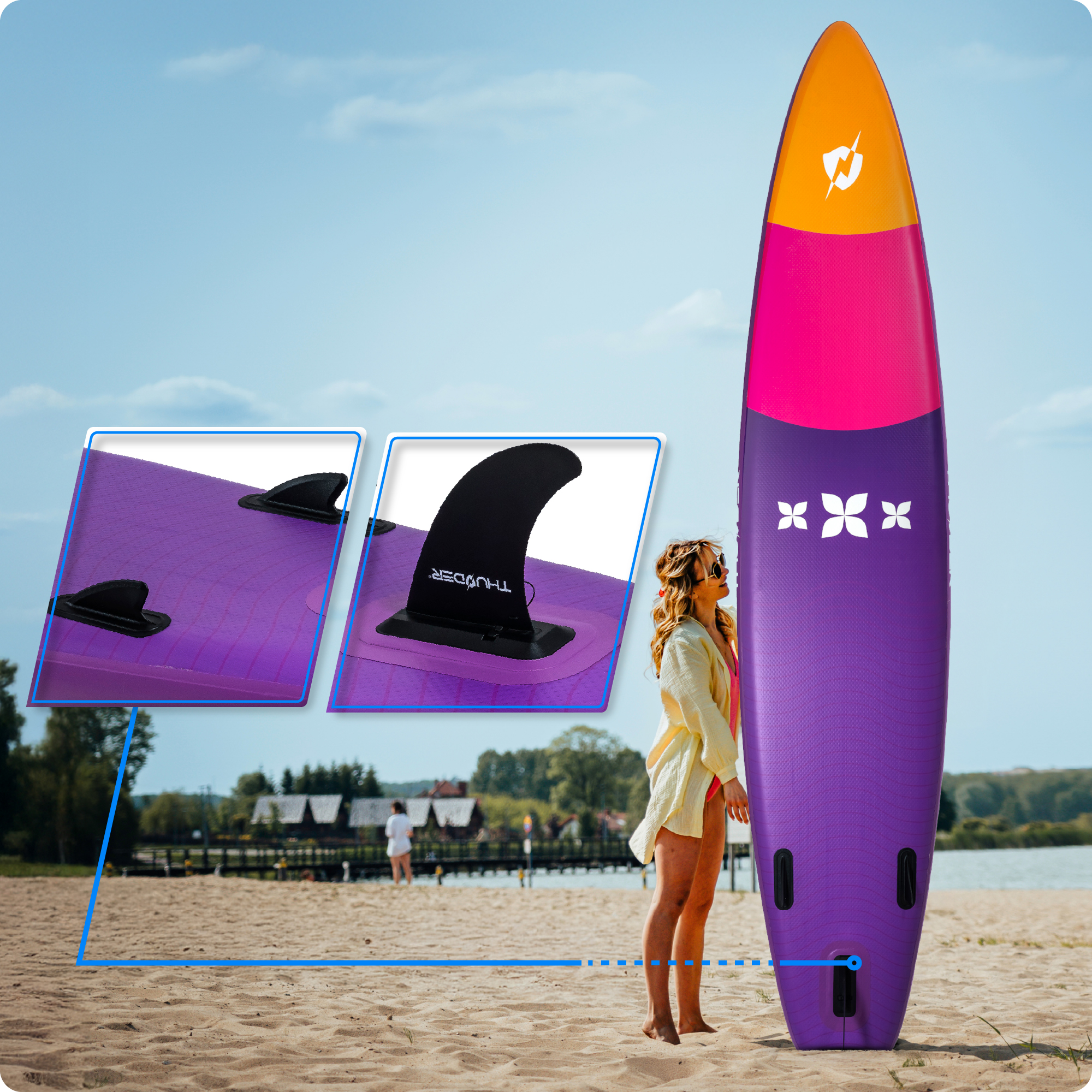 Kobieta stojąca przy fioletowej desce na plaży. Pokazano szczegóły deski i płetwy.